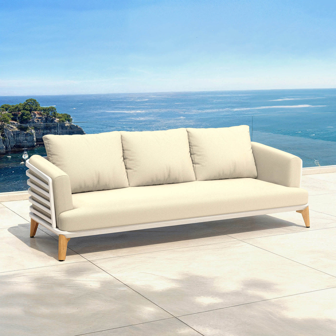 Canapé de salon de jardin Monte Carlo 8 places de Meublot, tissu blanc et beige, avec coussins confortables.