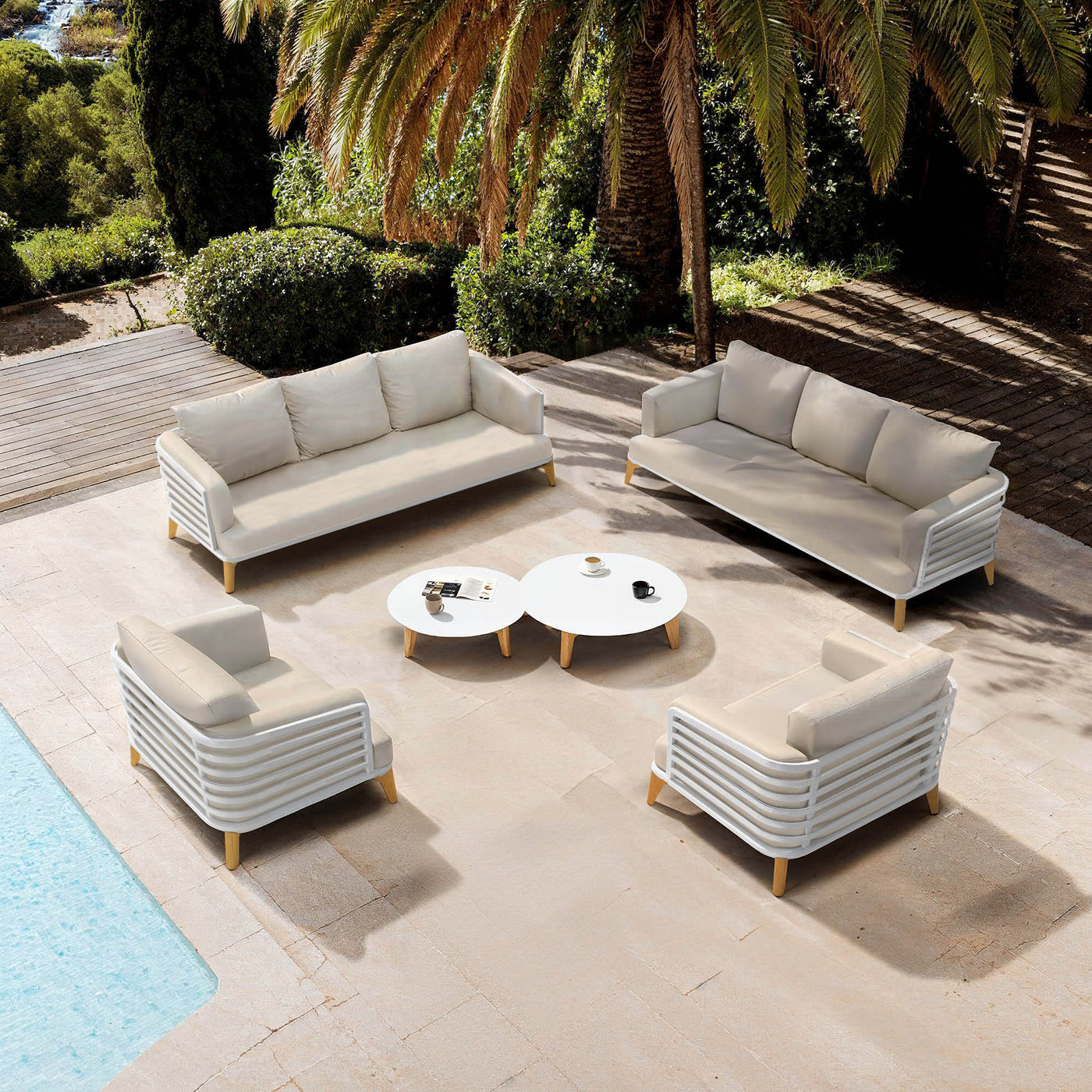Salon de jardin Monte Carlo 8 places de couleur blanche et beige, avec table et chaises en rotin pour extérieur.