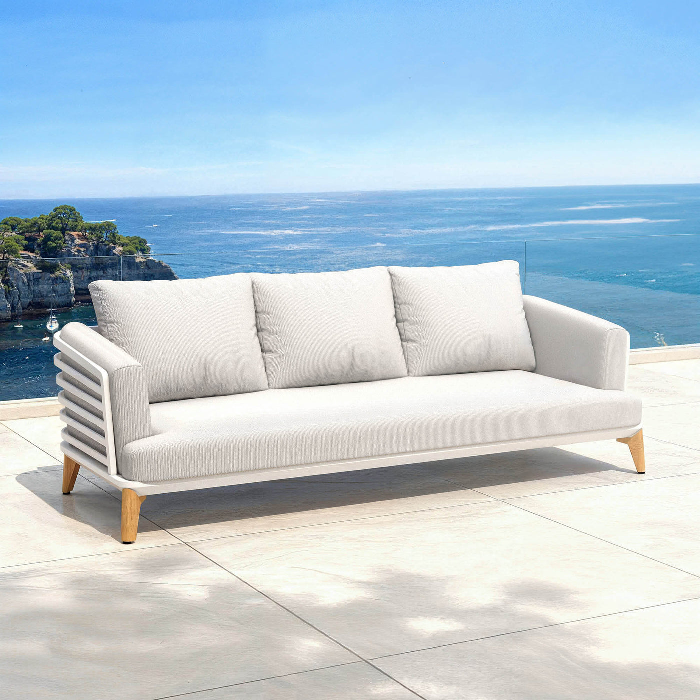 Canapé de salon de jardin Monte Carlo 8 places de Meublot avec coussins gris nuage et structure blanche.