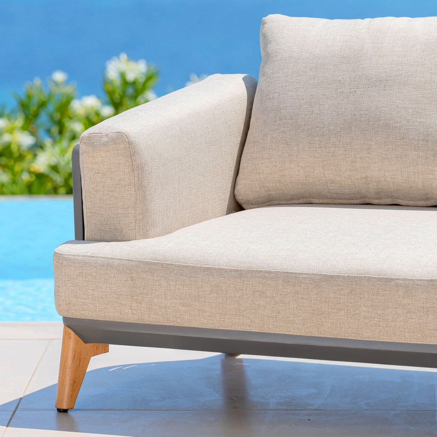 Salon de jardin Monte Carlo pour 9 places de Meublot, ensemble gris avec table et chaises en extérieur.