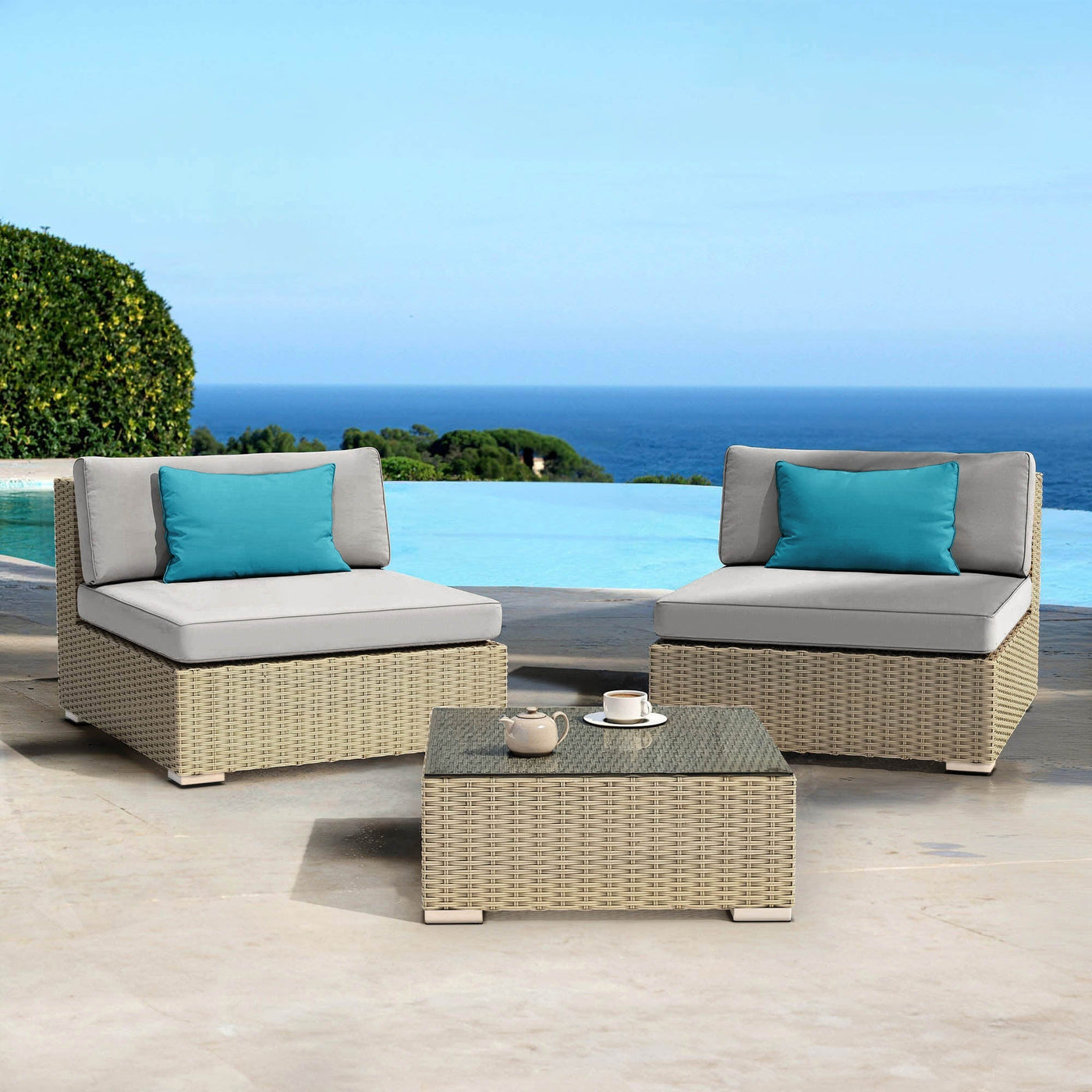 Salon de jardin Palma 2 places de Meublot, ensemble en gris avec coussins, vue de côté avec table basse incluse.