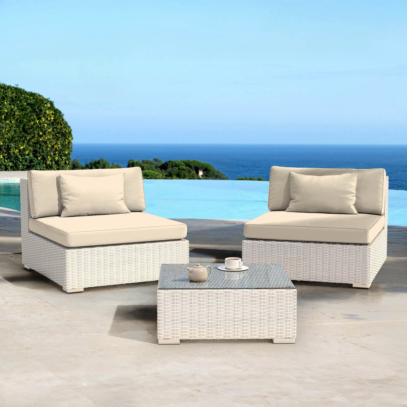 Fauteuil de jardin Palma 2 places de Meublot, structure blanche et coussins beige, idéal pour un espace extérieur confortable.