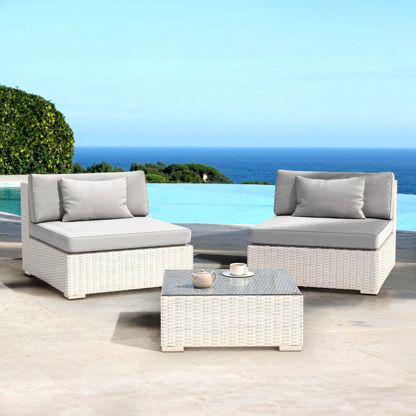 Salon de jardin Palma 2 places de Meublot, ensemble en blanc et gris, avec coussins confortables et structure en métal.