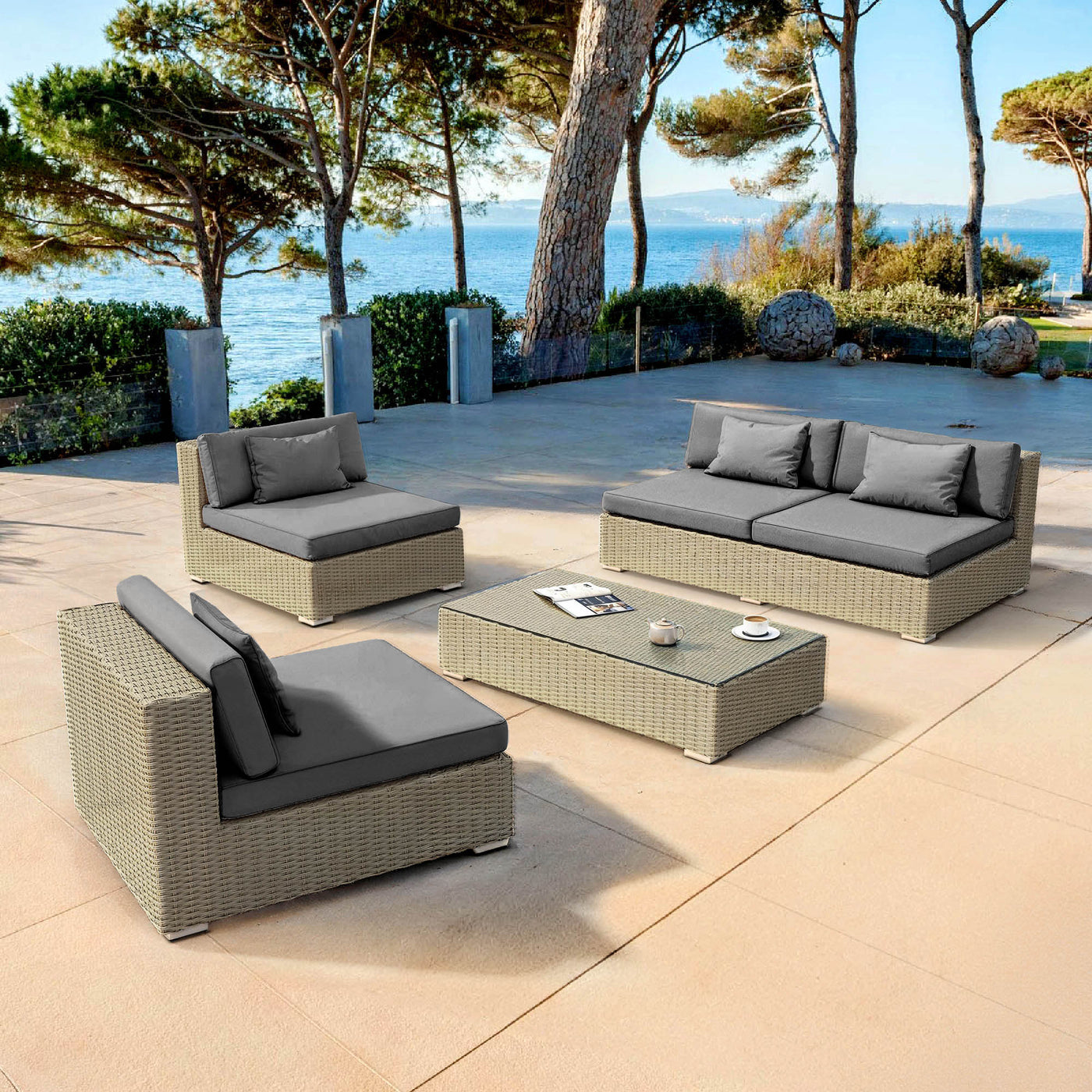 Salon de jardin Palma 4 places de Meublot, fauteuils et table en gris anthracite, design moderne pour extérieur.
