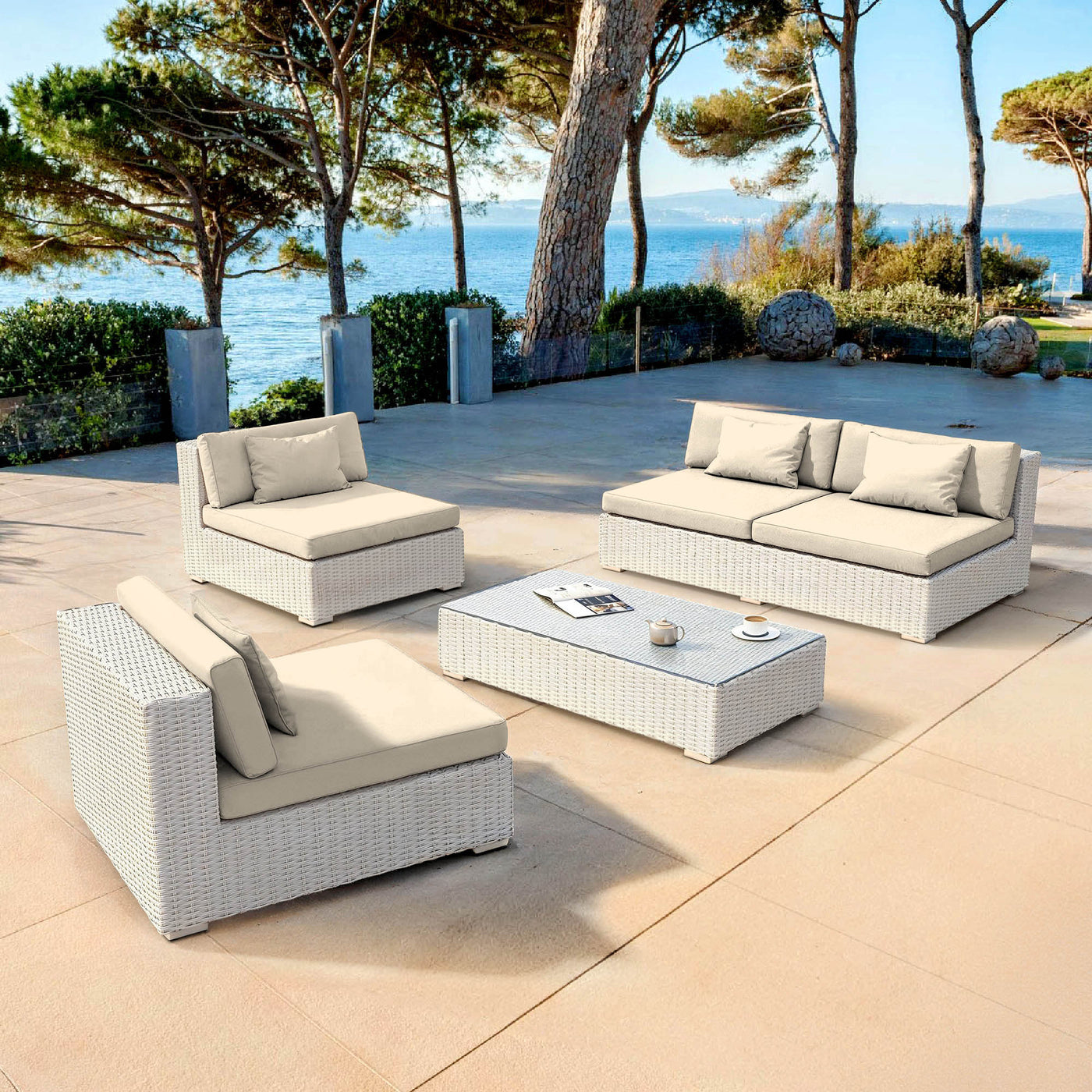 Salon de jardin Palma Meublot 4 places avec coussins blanc et beige, ensemble convivial pour extérieur.