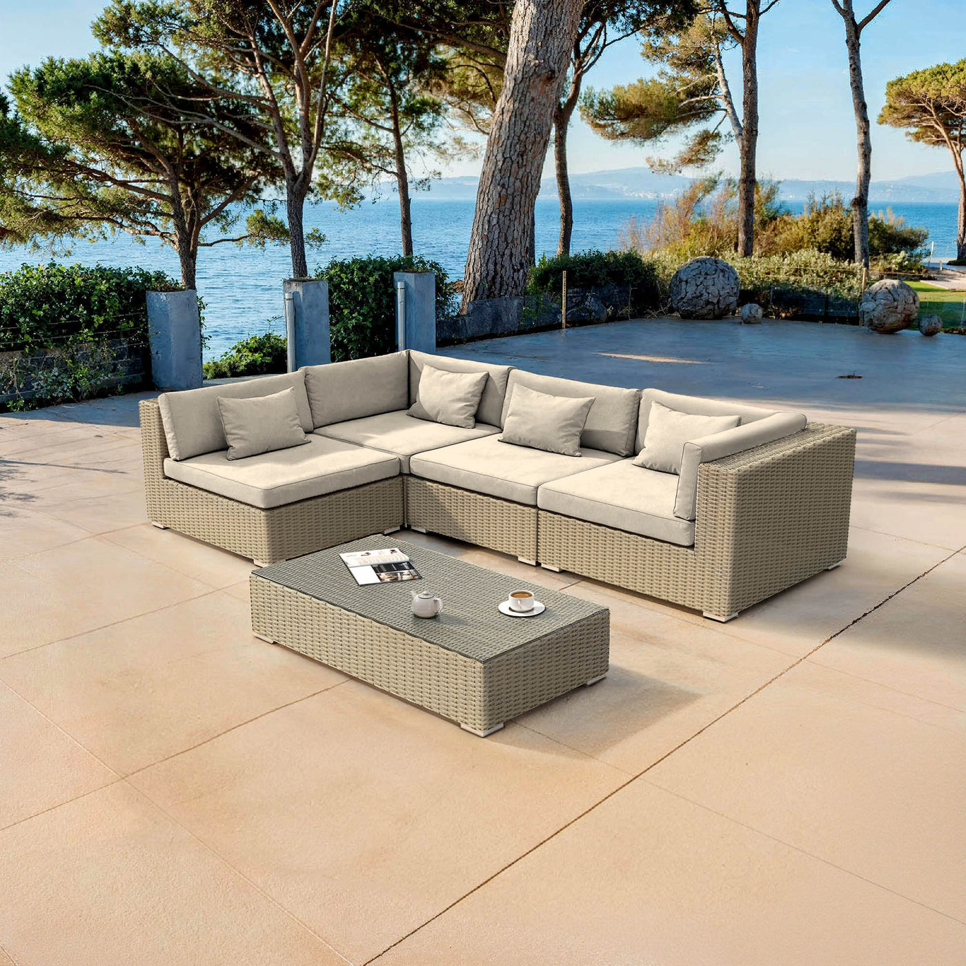 Salon de jardin Palma 4 places de Meublot, ensemble en gris et beige avec coussins confortables, adapté pour l'extérieur.
