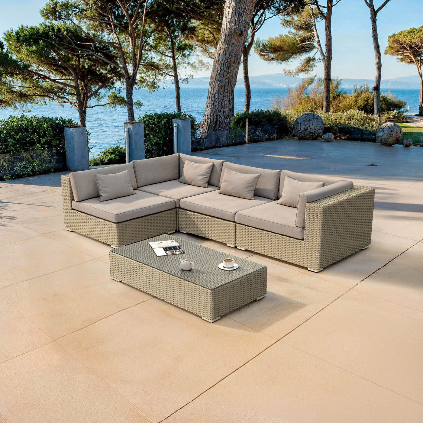 Salon de jardin Palma 4 places de Meublot avec table en gris taupe, fauteuils en rotin synthétique, design élégant et moderne.