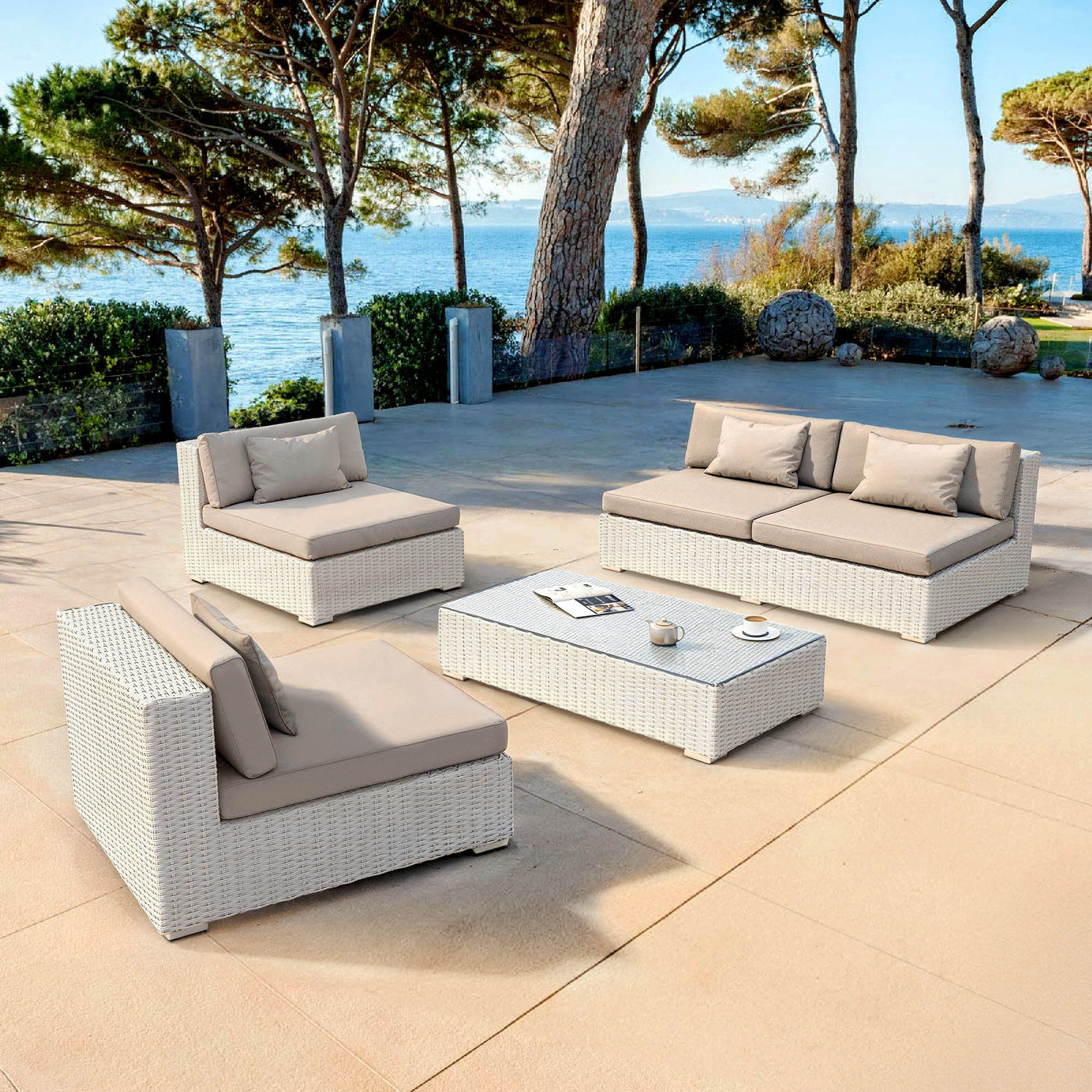 Salon de jardin Palma Meublot pour 4 personnes avec cadre blanc et coussins taupe, idéal pour l’extérieur.