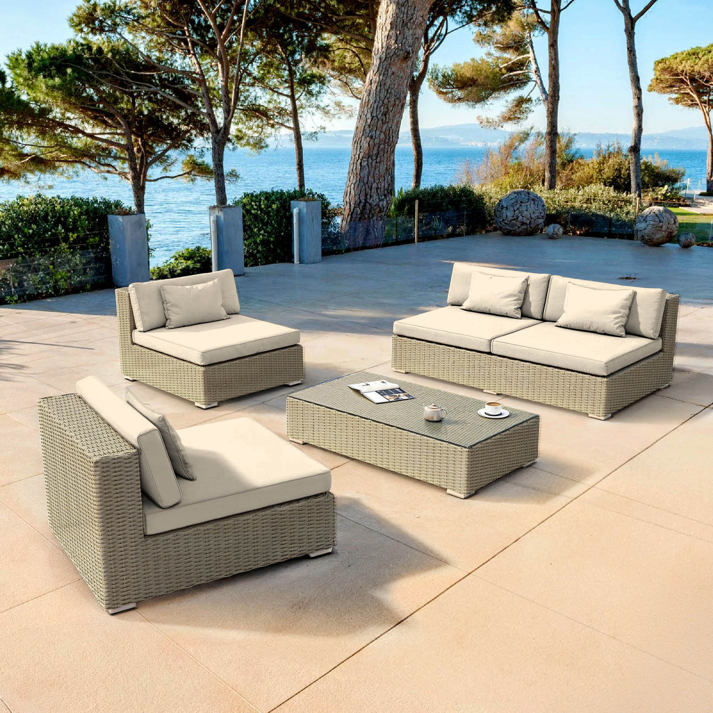 Salon de jardin Palma 4 places de Meublot avec cadre en gris et coussins beiges, mobilier d'extérieur élégant et confortable.