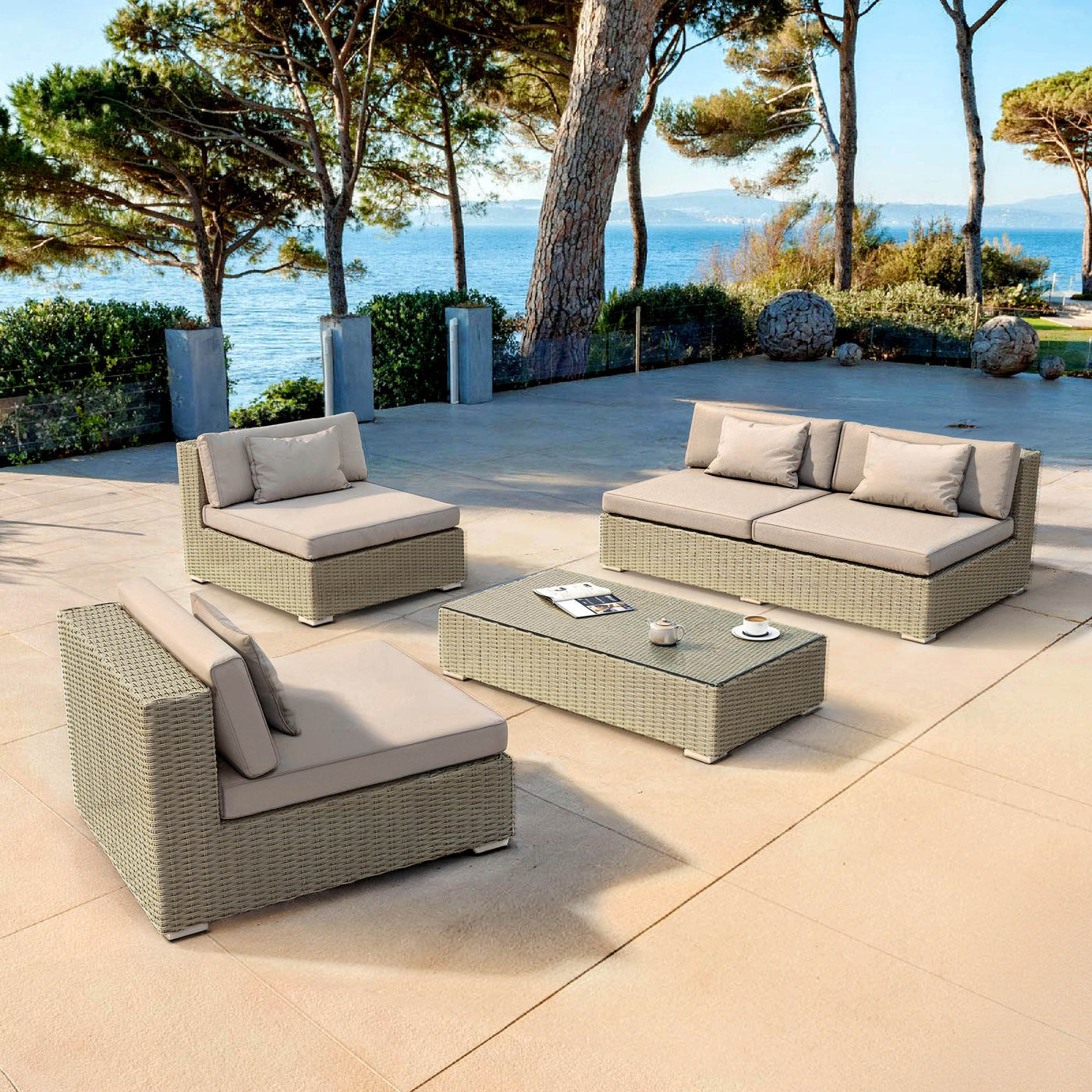Salon de jardin Palma 4 places de Meublot avec cadre en taupe et coussins gris, adapté pour l'extérieur.