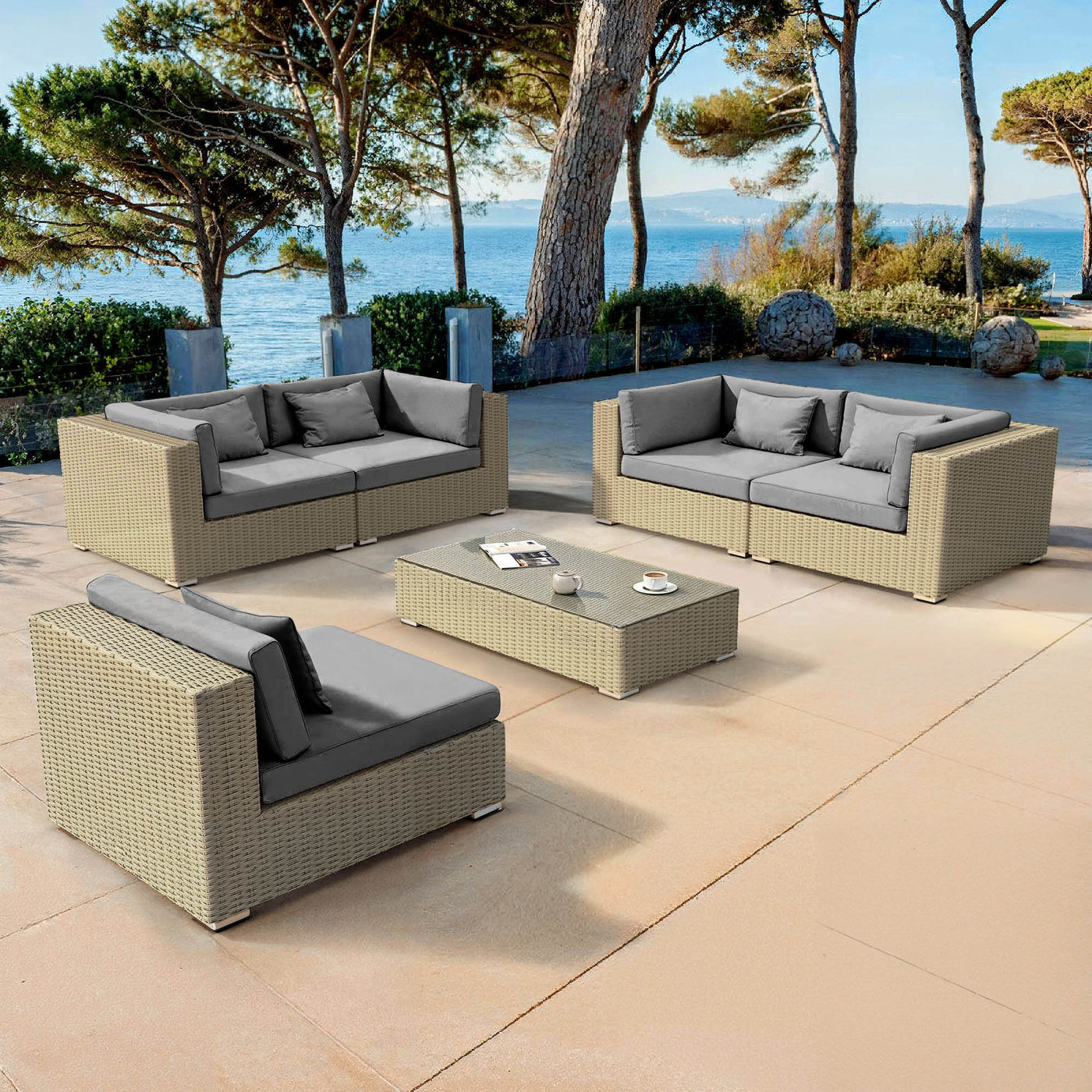 Salon de jardin Palma 5 places de Meublot avec cadre en anthracite et coussins gris, idéal pour extérieur élégant.