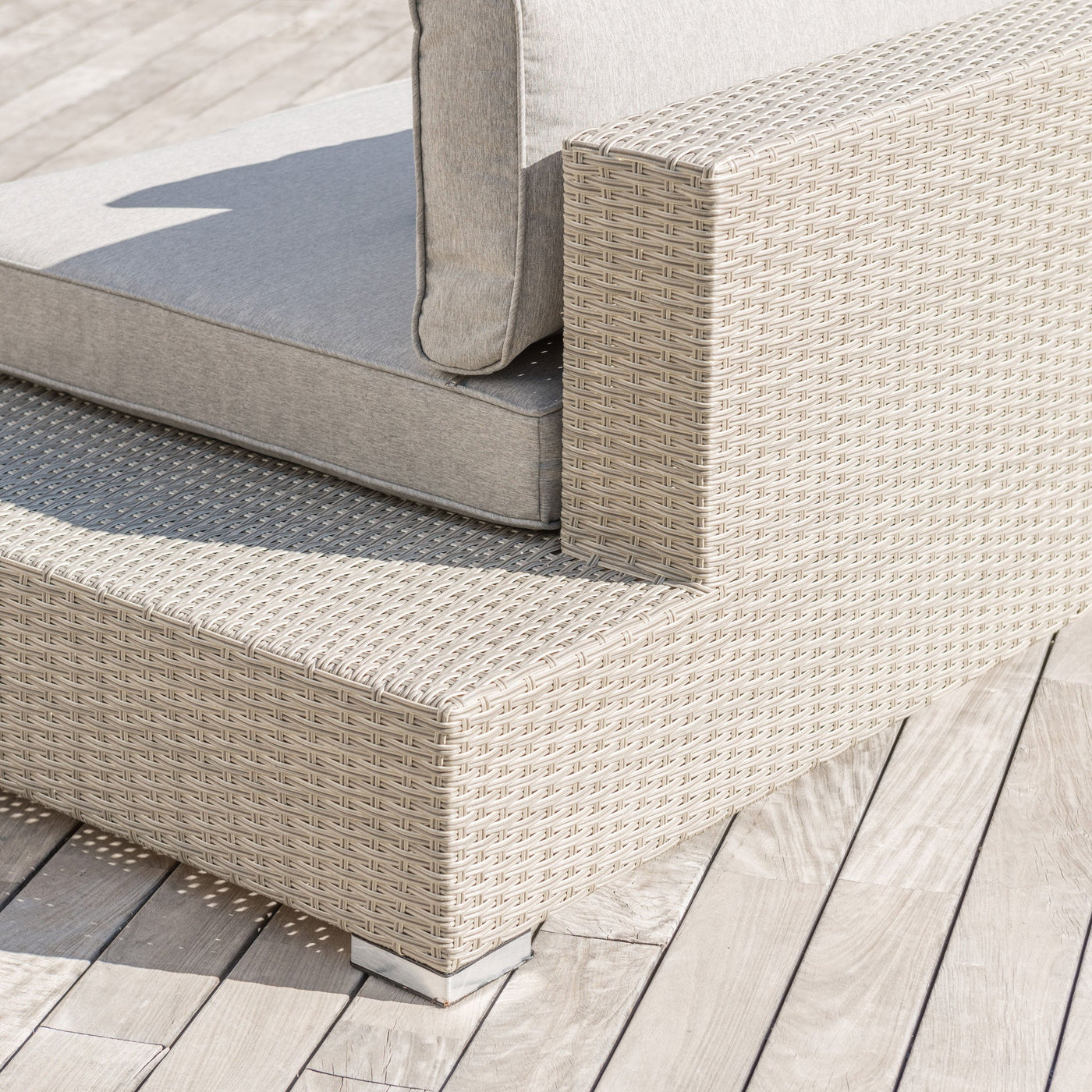 Fauteuil gris du salon de jardin Palma 5 places de la marque Meublot, avec coussins confortables et design élégant.