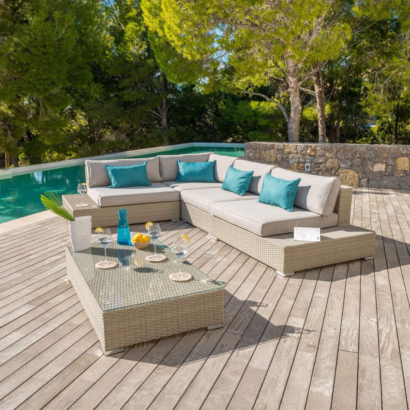 Salon de jardin Palma 5 places de Meublot avec cadre en gris, comprenant une table et des fauteuils confortables.