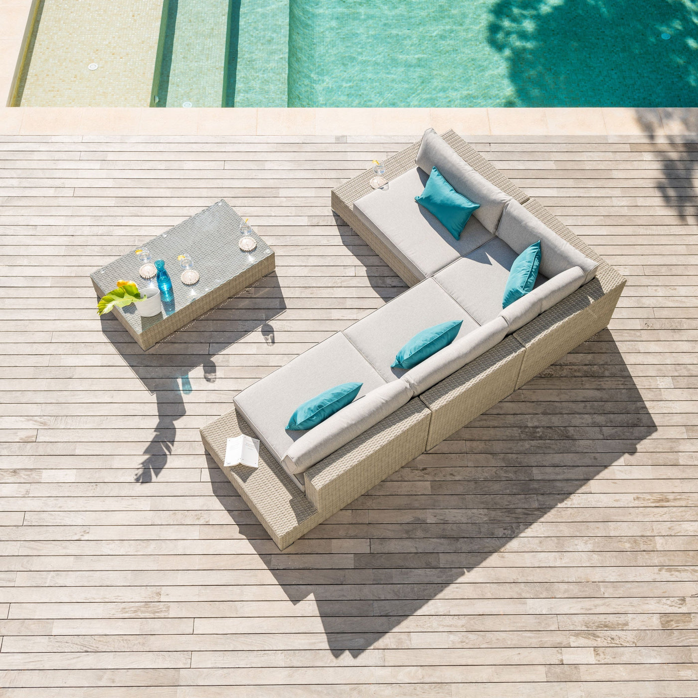 Salon de jardin Palma 5 places de Meublot avec cadre en gris, comprenant table et fauteuils confortables pour extérieur.