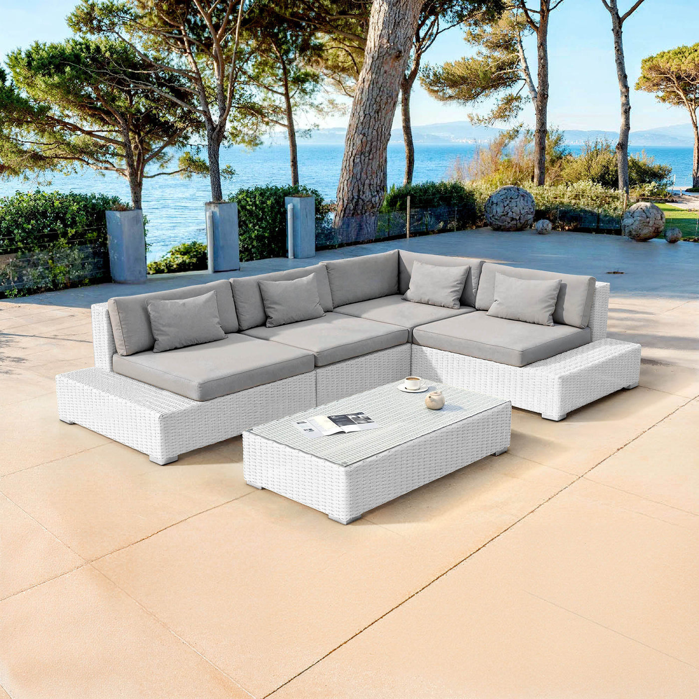 Salon de jardin Palma Meublot 5 places avec coussins blancs et gris, ensemble élégant pour extérieur et terrasse.
