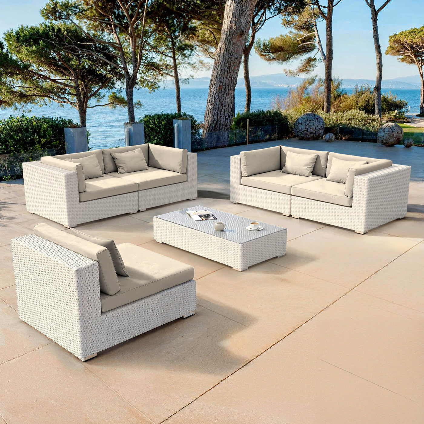Salon de jardin Palma Meublot pour 5 personnes avec table et chaises en blanc et beige, design élégant et confortable.