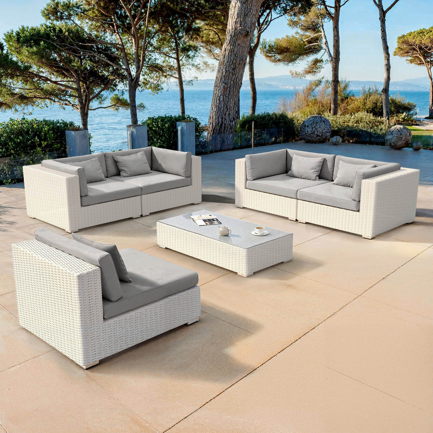 Salon de jardin Palma 5 places de Meublot avec table blanche et chaises gris clair, idéal pour extérieur élégant et convivial.