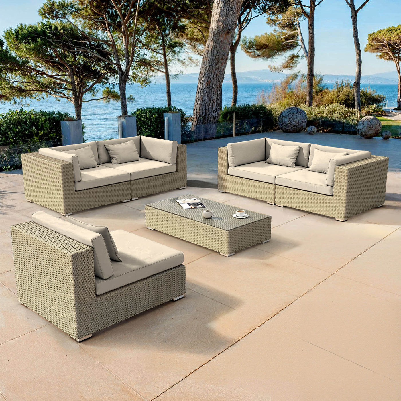 Salon de jardin Palma 5 places de Meublot avec coussins gris-beige, ensemble d'extérieur élégant et confortable.