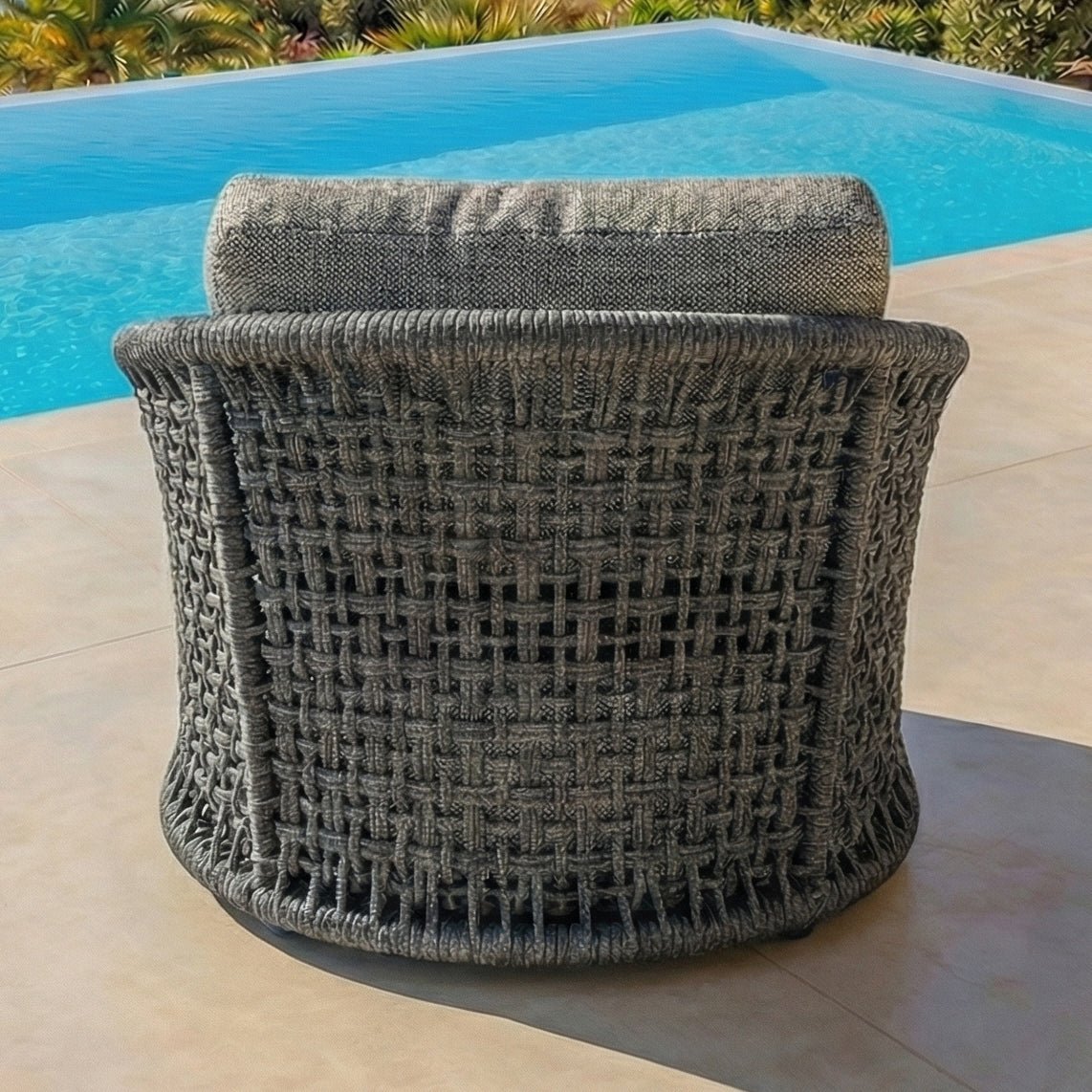 Fauteuils de jardin Riviera Meublot pour salon de jardin 4 places, anthracite, en bois et tissu extérieur, confortables et élégants.