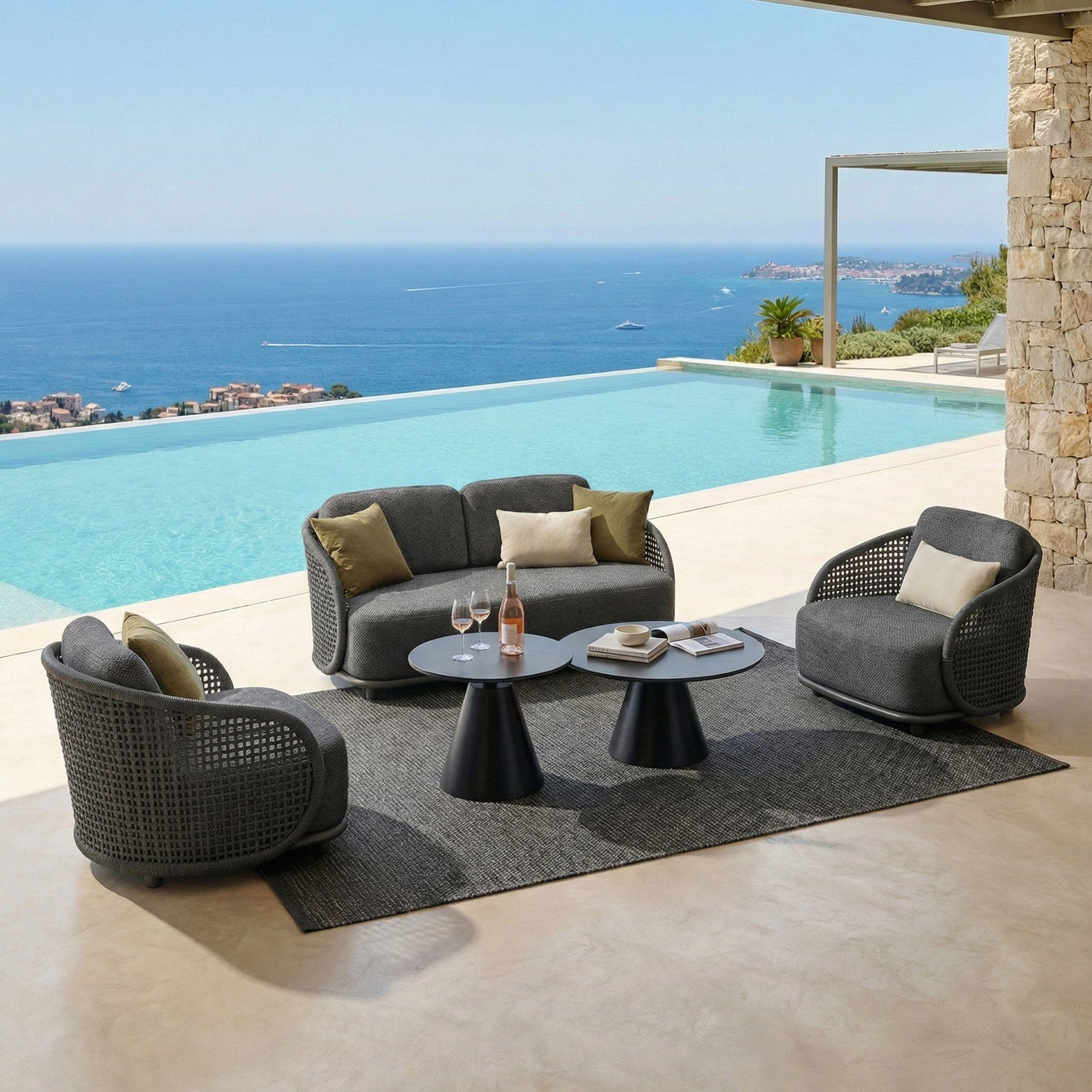 Salon de jardin Riviera Meublot pour 4 personnes avec fauteuils anthracite, ensemble extérieur élégant et confortable.