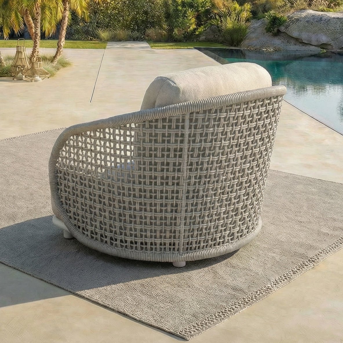 Fauteuil de jardin blanc Riviera, salon de jardin Meublot pour 4 personnes, vue de dos, mobilier extérieur élégant et confortable.