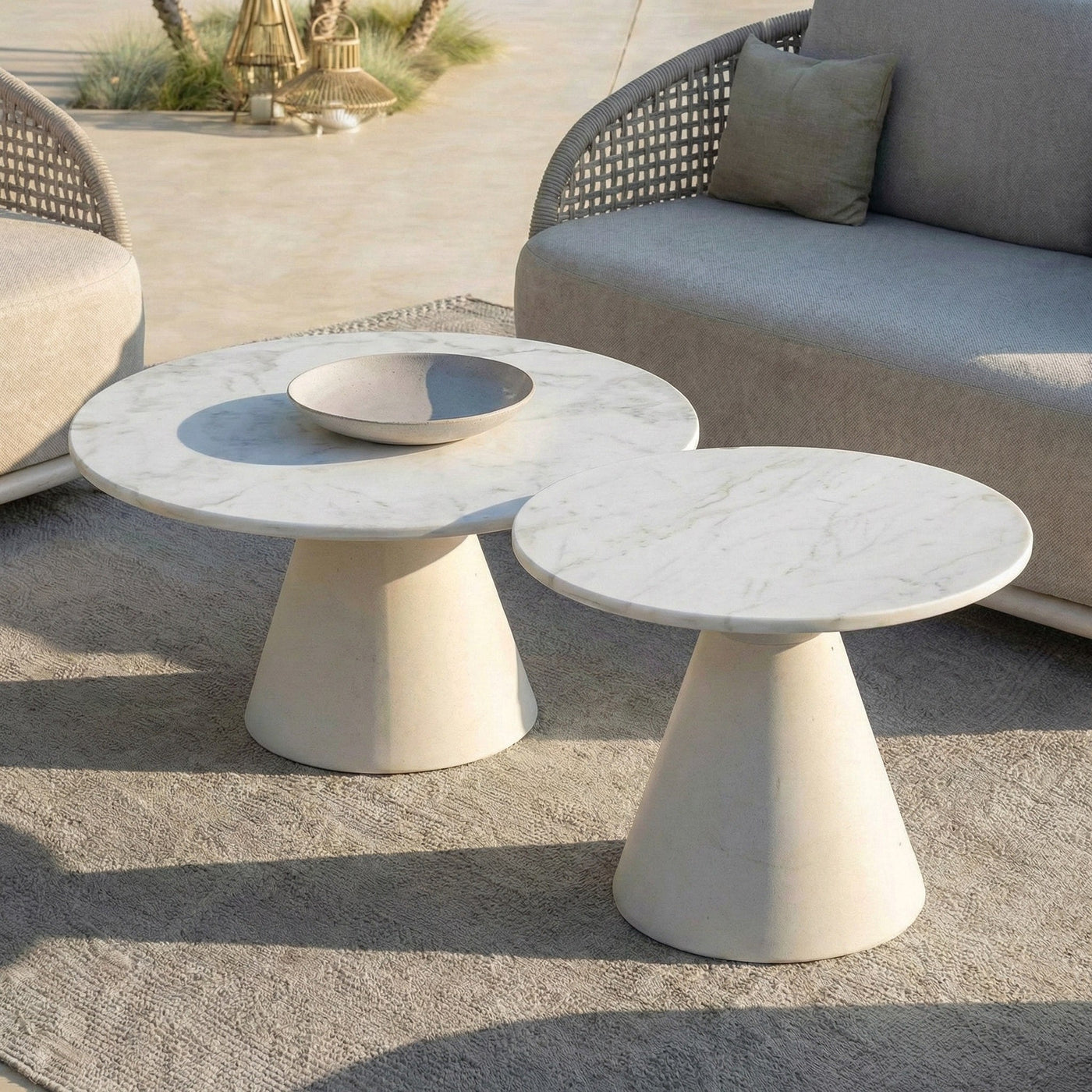 Table basse blanche pour salon de jardin Riviera de Meublot, idéale pour un espace extérieur convivial et moderne.
