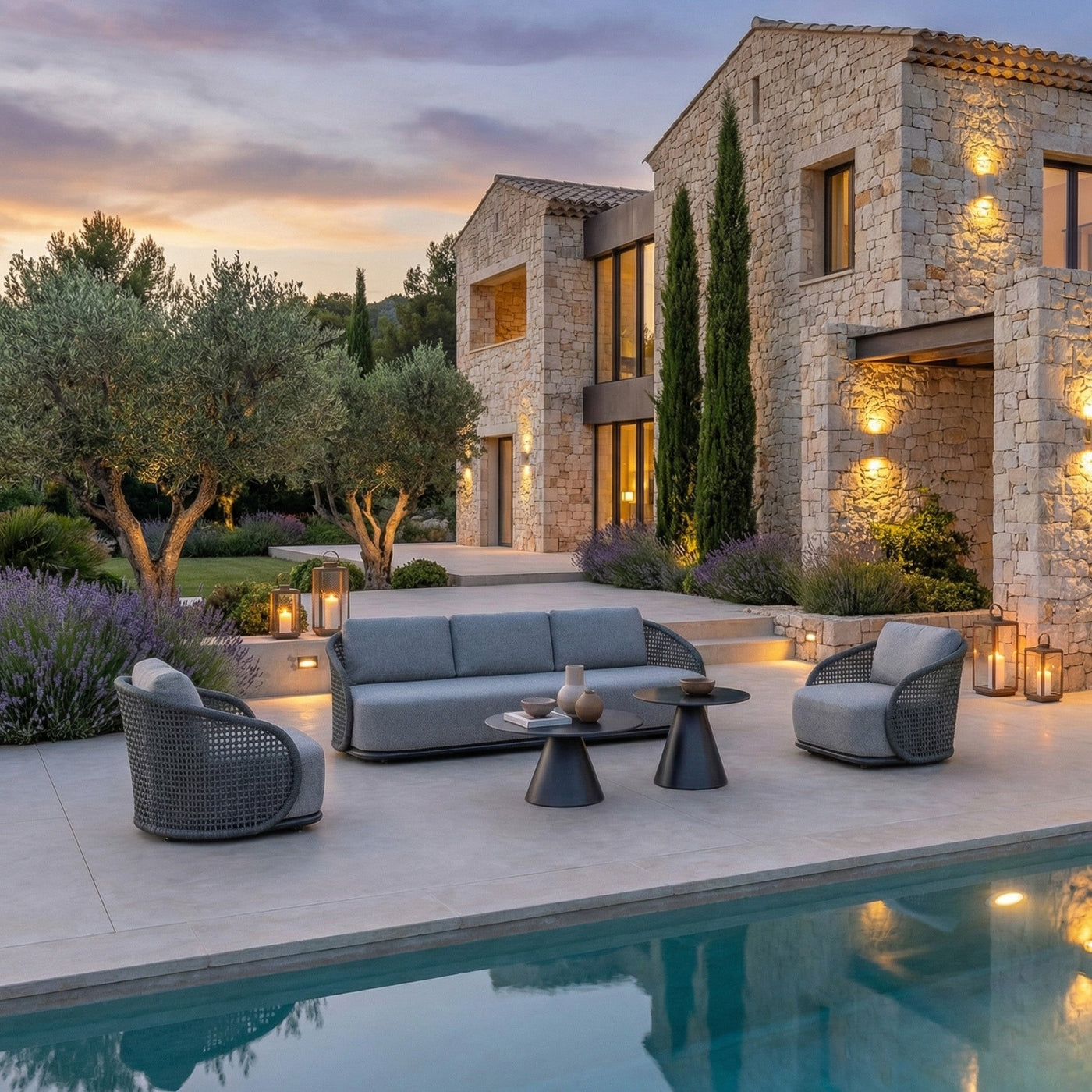 Salon de jardin Riviera 5 places de Meublot avec mobilier anthracite pour extérieur en soirée, confortable et élégant.