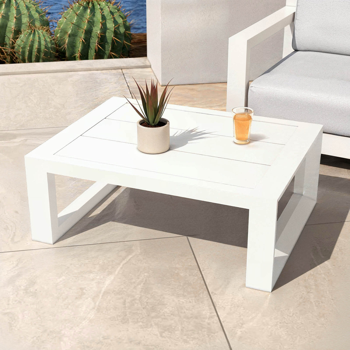 Table basse de jardin en aluminium Elba de Meublot, dimensions 94x72 cm, avec surface blanche et design moderne.
