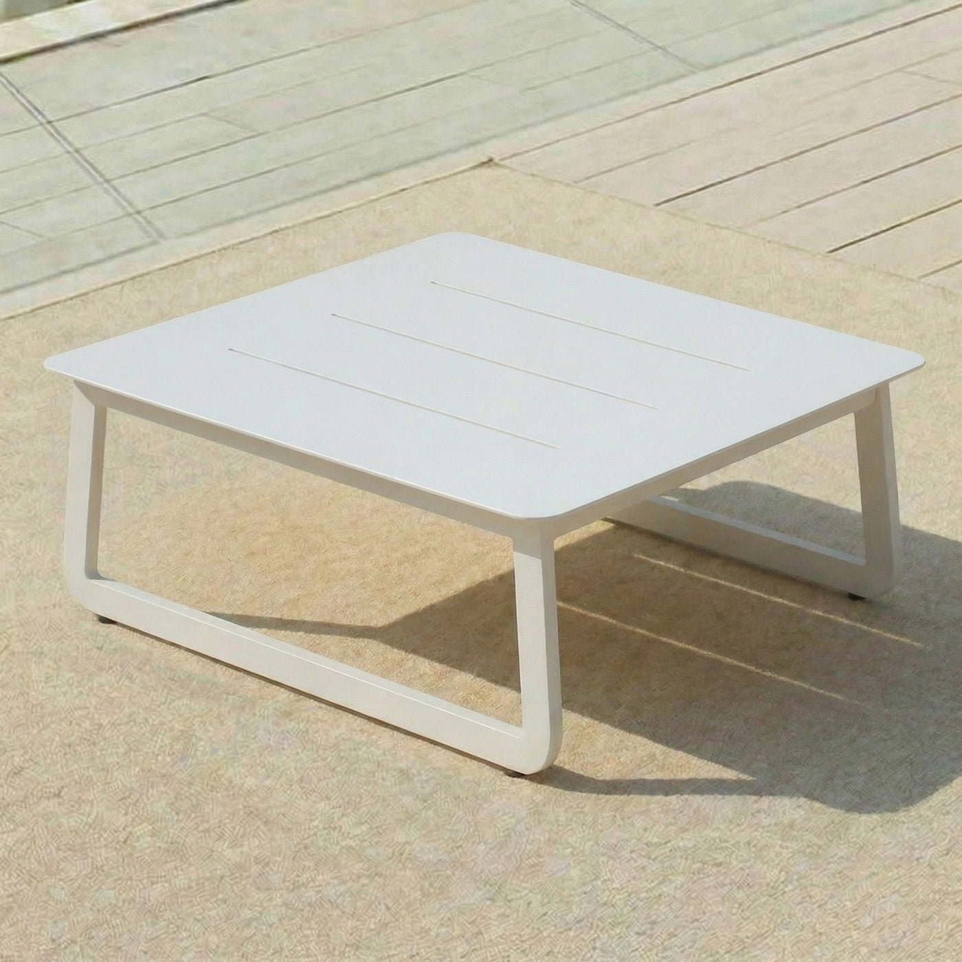Table basse de jardin Long Beach blanche de Meublot, surface en bois, dimensions 85x85 cm, idéale pour l'extérieur.