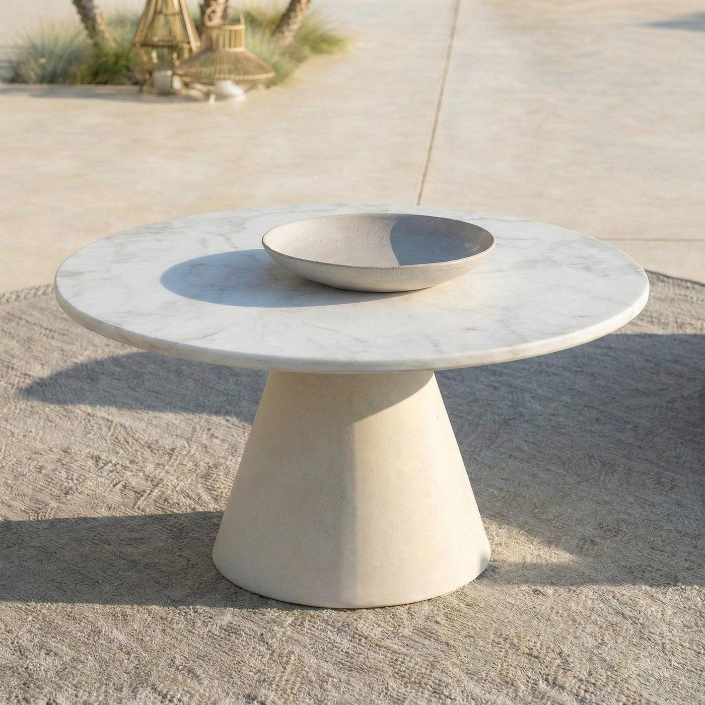 Table basse ronde de jardin en aluminium et céramique blanche, diamètre 81 cm, design moderne de la marque Meublot.