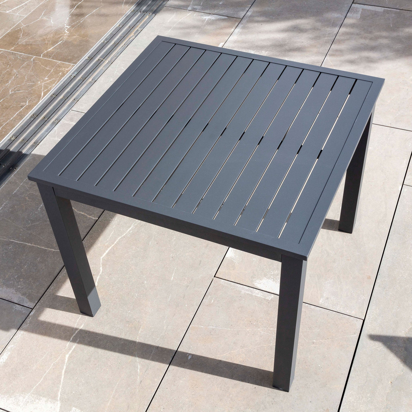 Table de jardin 4 places en aluminium Murano gris, surface carrée de 90x90 cm, design élégant et robuste.