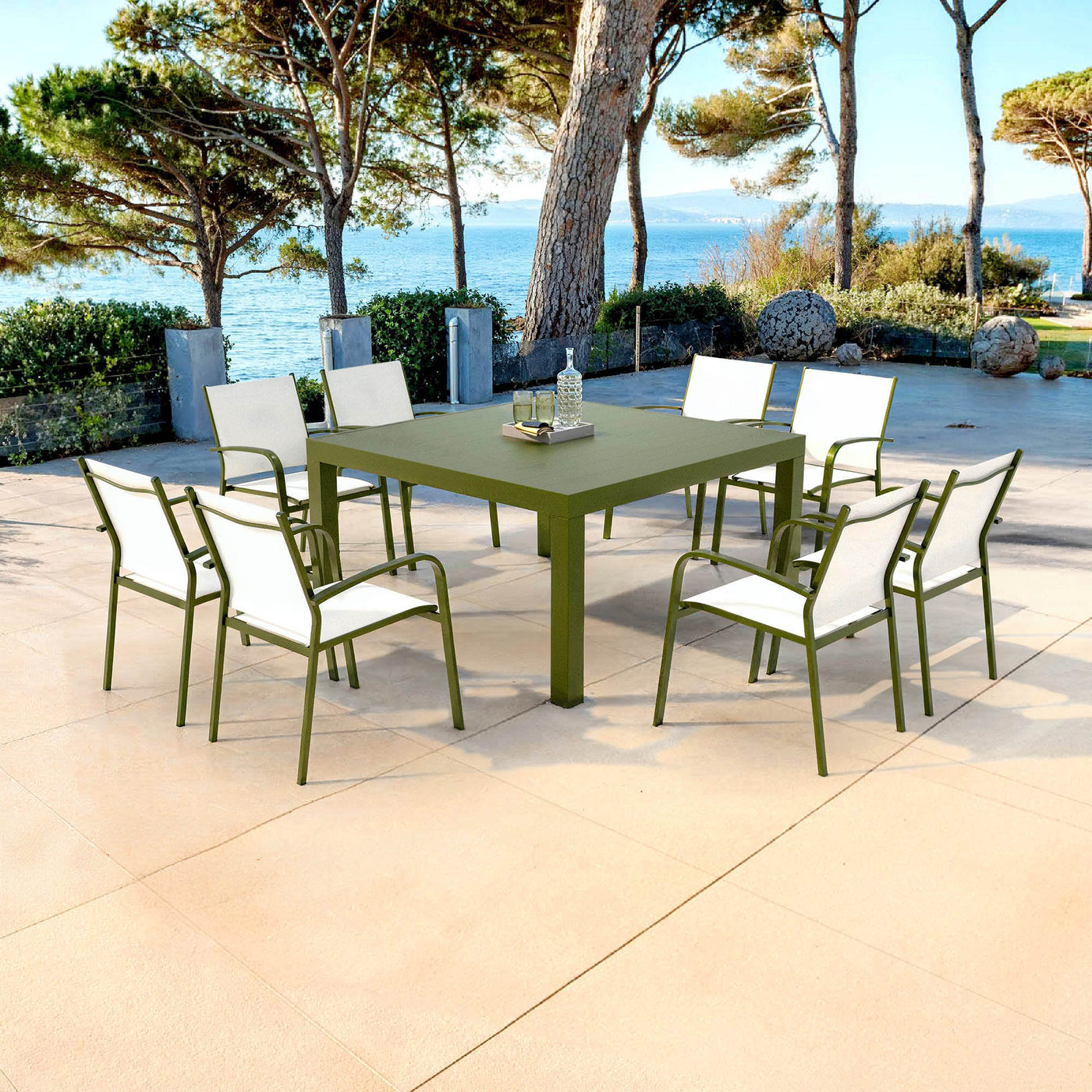 Table de jardin Murano 8 places en aluminium, surface carrée de 136x136 cm, avec plateau vert.