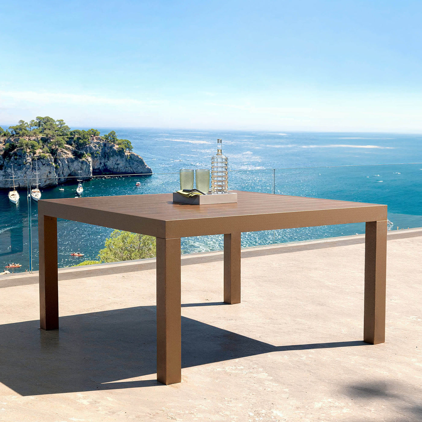 Table de jardin en aluminium Murano pour 8 personnes, surface en bronze, dimensions 136x136 cm, meuble extérieur robuste.