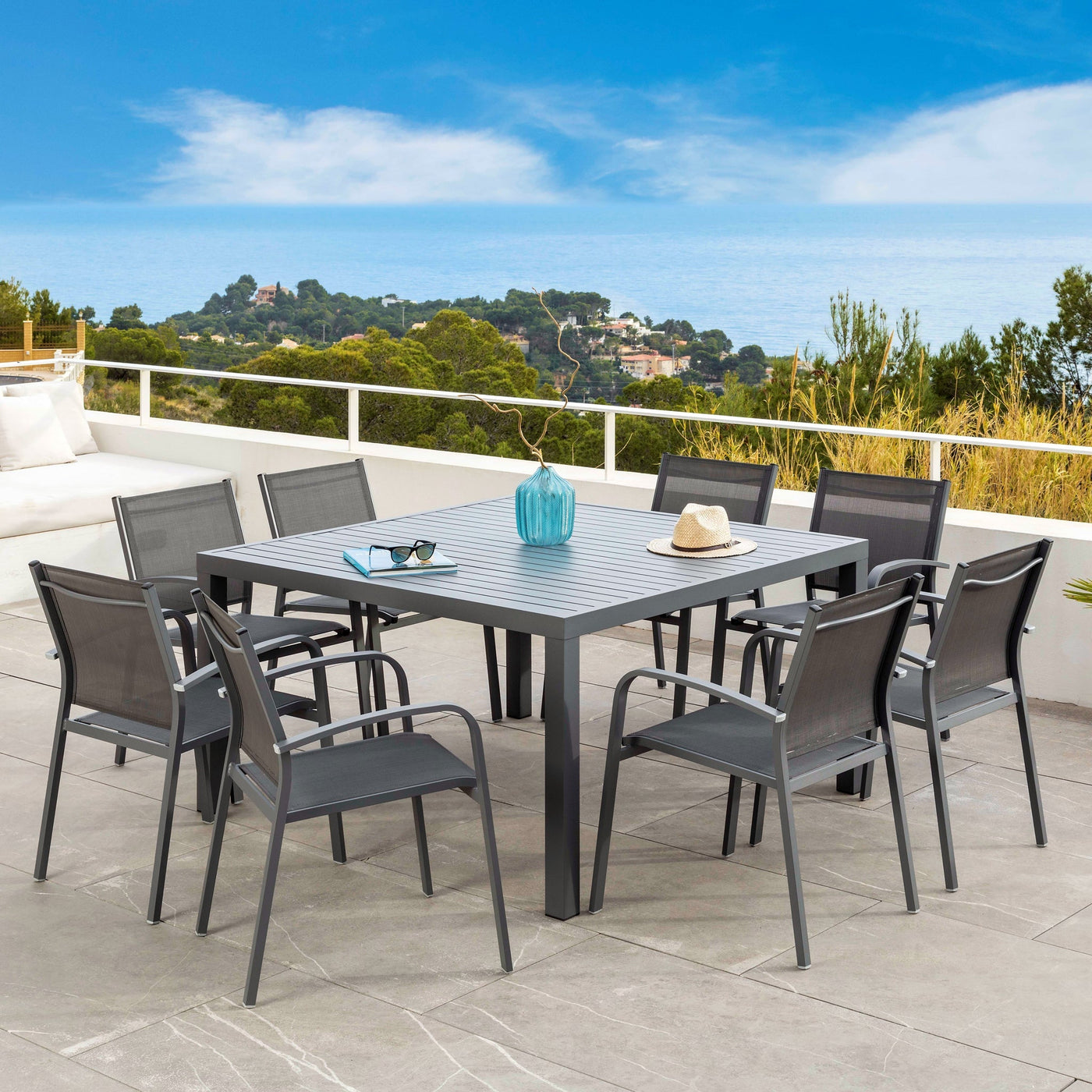 Table de jardin Murano en aluminium pour 8 personnes, surface en gris ardoise, dimensions 136x136 cm, par Meublot.