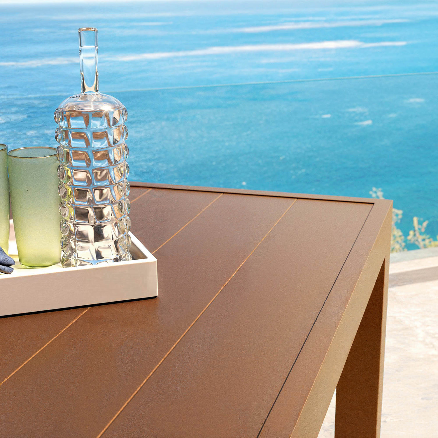 Table de jardin Murano en aluminium pour 8 places, finition bronze, dimensions 136 x 136 cm, par Meublot.