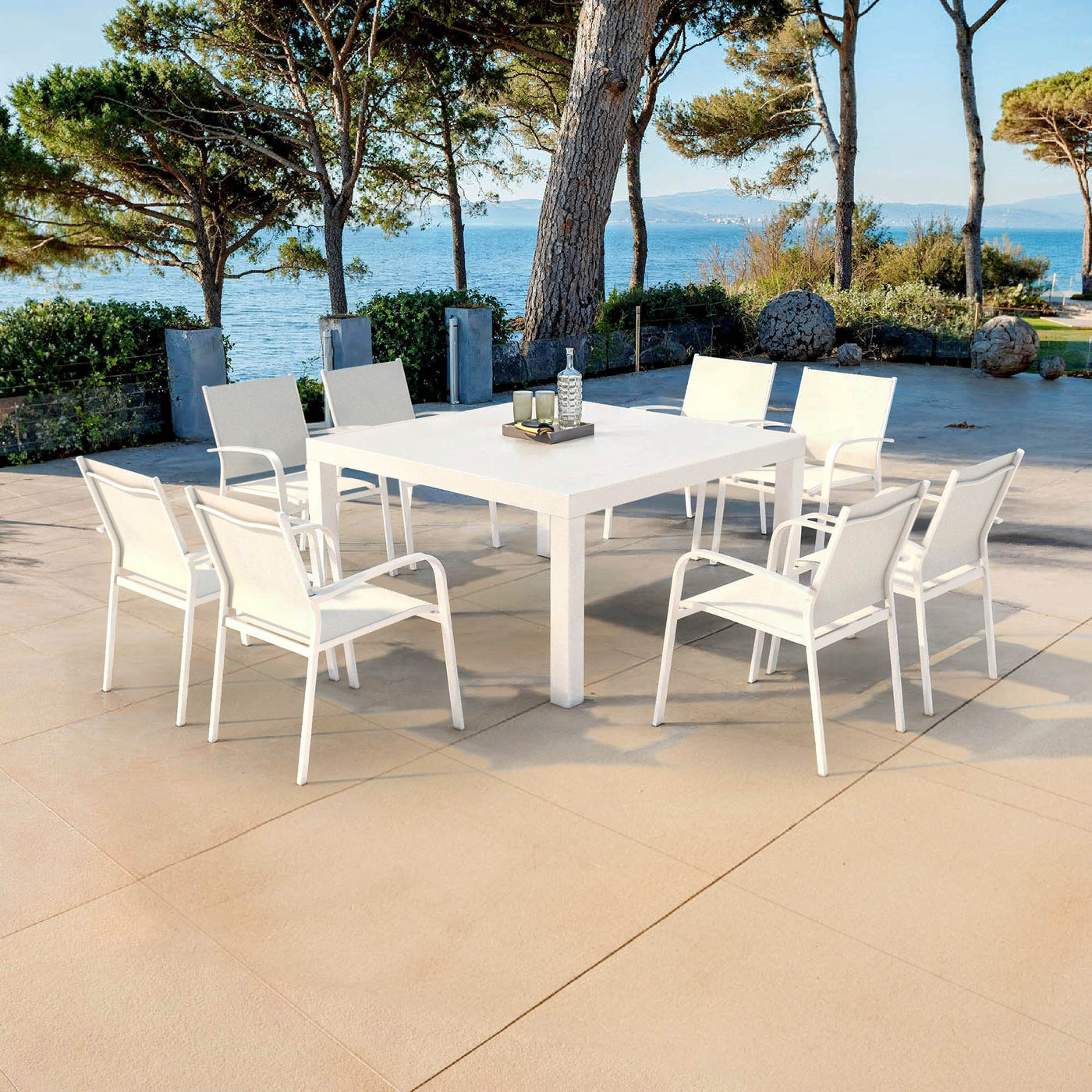 Table de jardin Murano 8 places en aluminium blanc, surface en verre trempé 136x136 cm, design moderne et élégant.