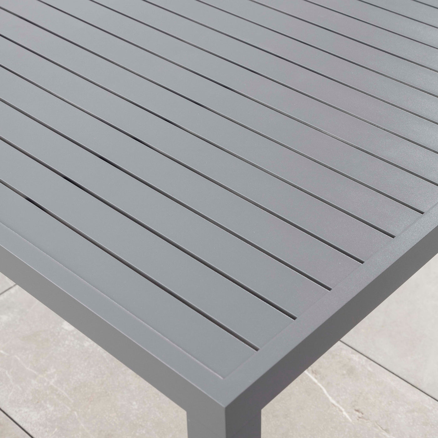 Table de jardin Murano pour 8 personnes en aluminium gris ardoise, surface carrée de 136 x 136 cm, design élégant.