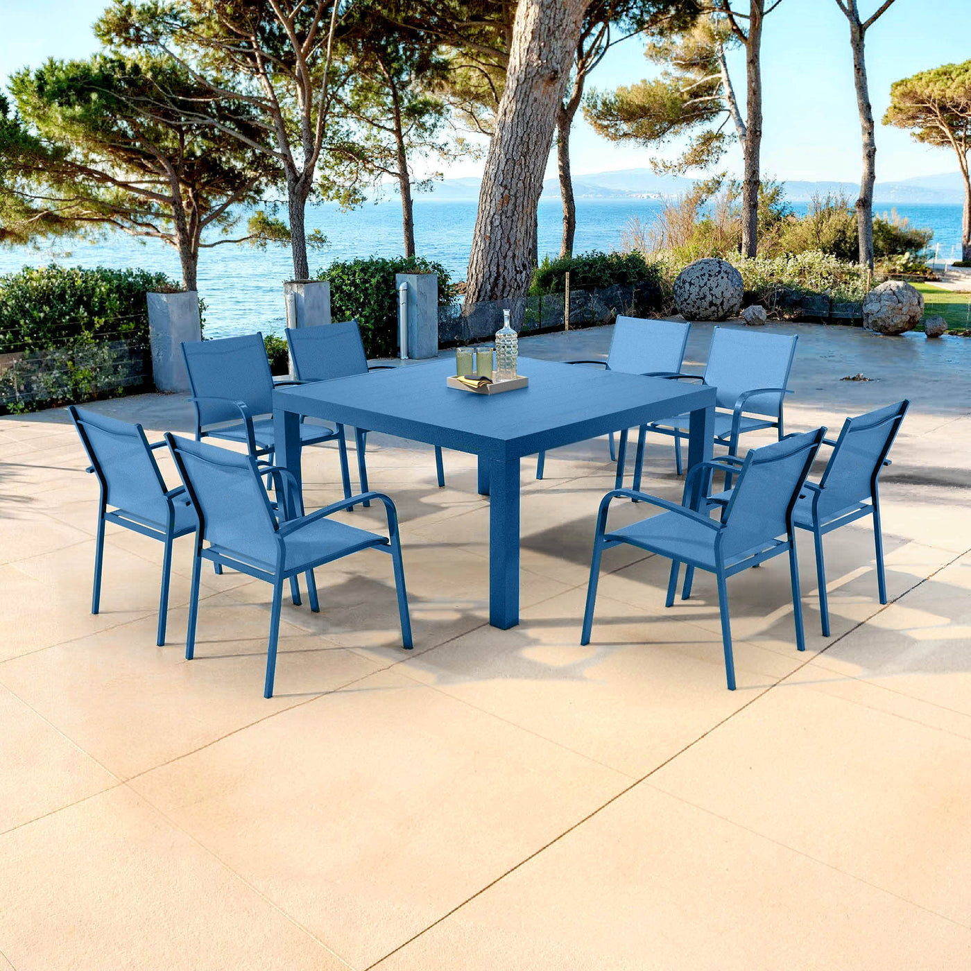 Table de jardin Murano 8 places en aluminium bleu, avec plateau de 136x136 cm, par Meublot.