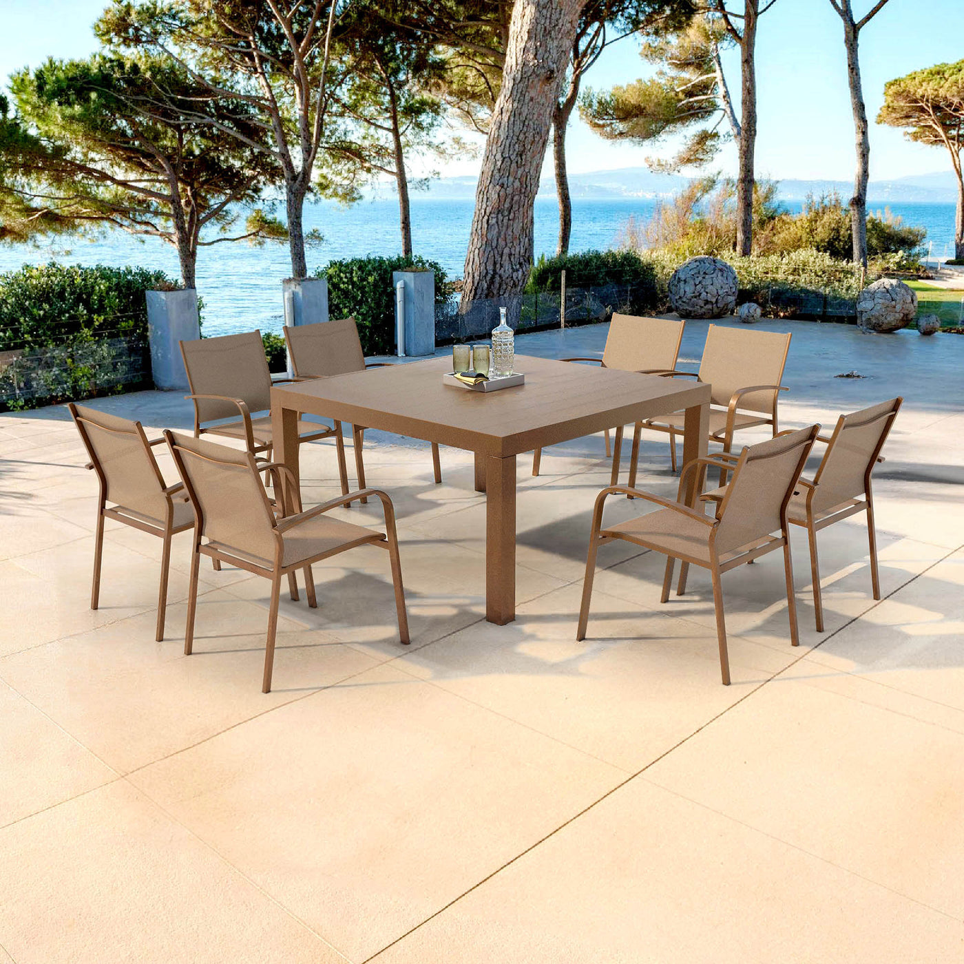 Table de jardin Meublot Murano en aluminium, grande table 8 places, surface en bronze, dimensions 136x136 cm.