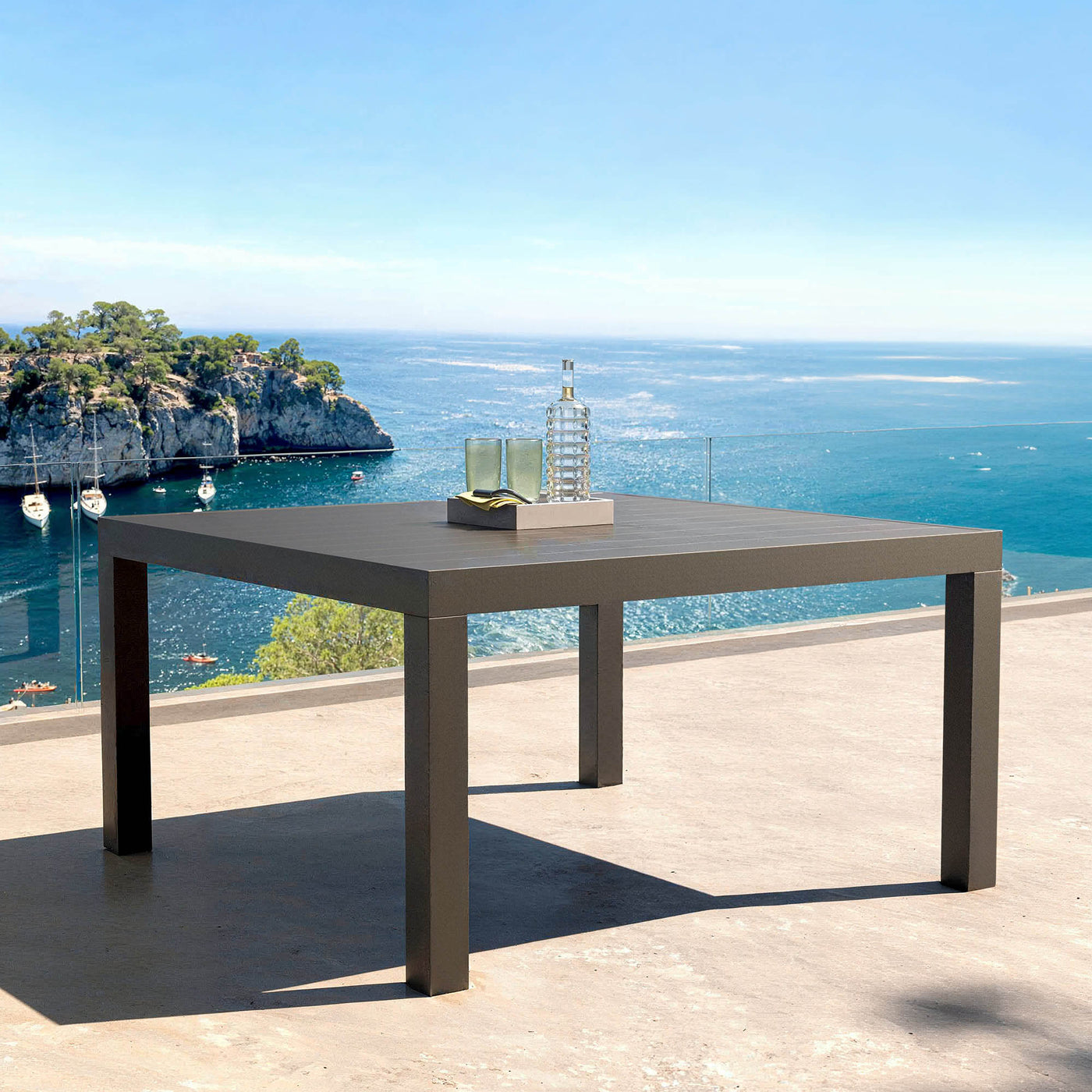 Table de jardin Murano 8 places en aluminium anthracite, table carrée 136x136 cm, modèle robuste de Meublot