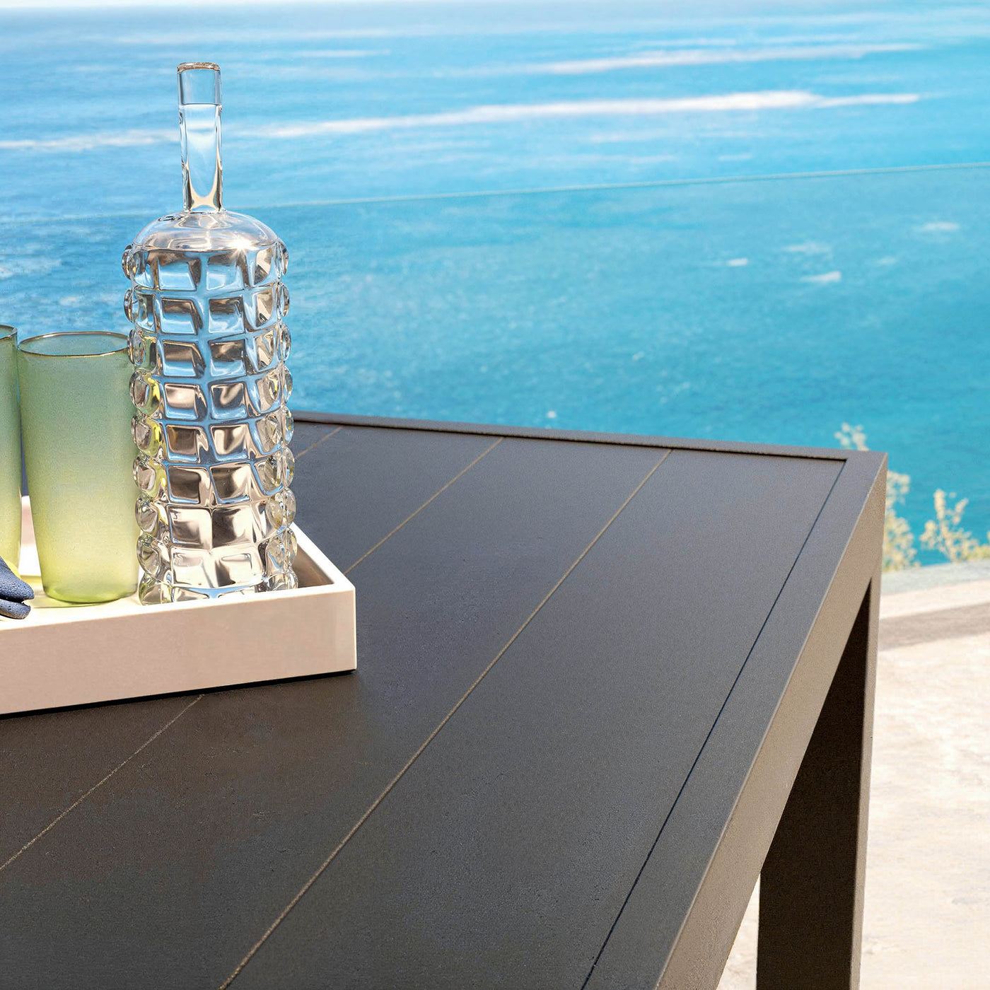 Table de jardin Murano 8 places en aluminium, style moderne, avec surface anthracite, dimensions 136 x 136 cm, par Meublot.