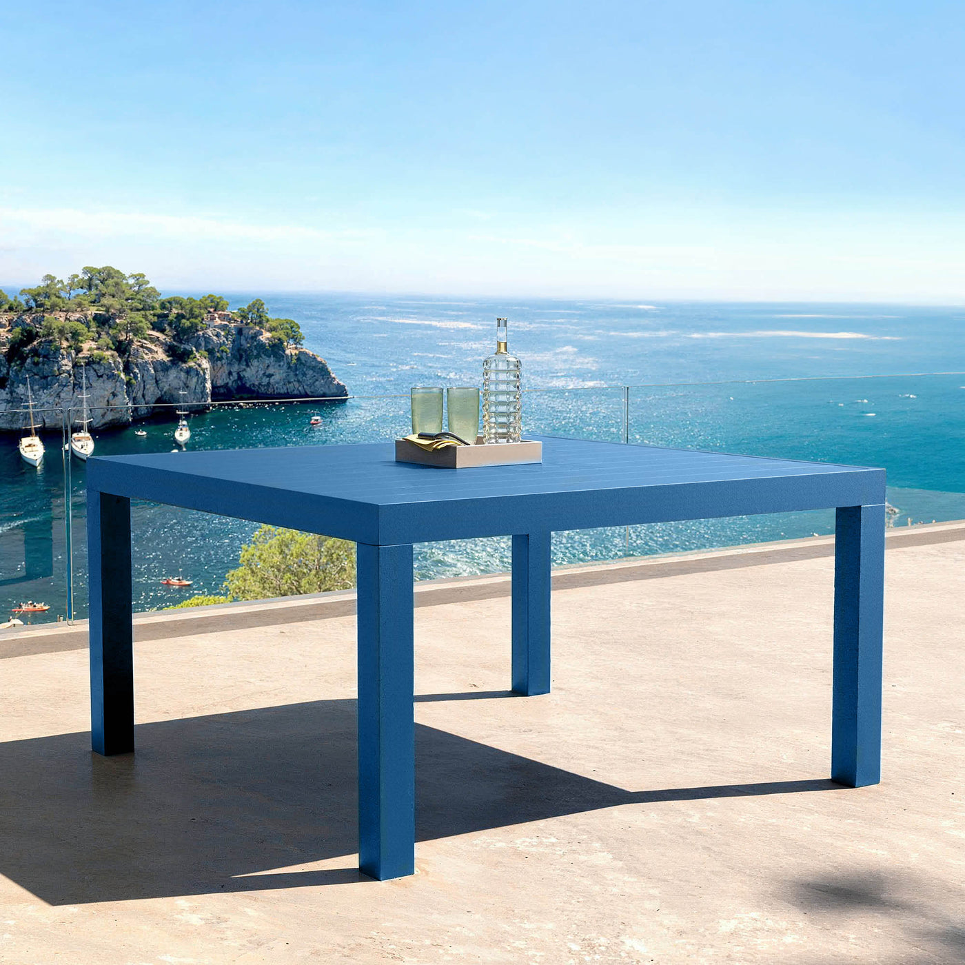 Table de jardin Murano 8 places en aluminium bleue, grande table carré de 136x136 cm, style moderne et élégant.
