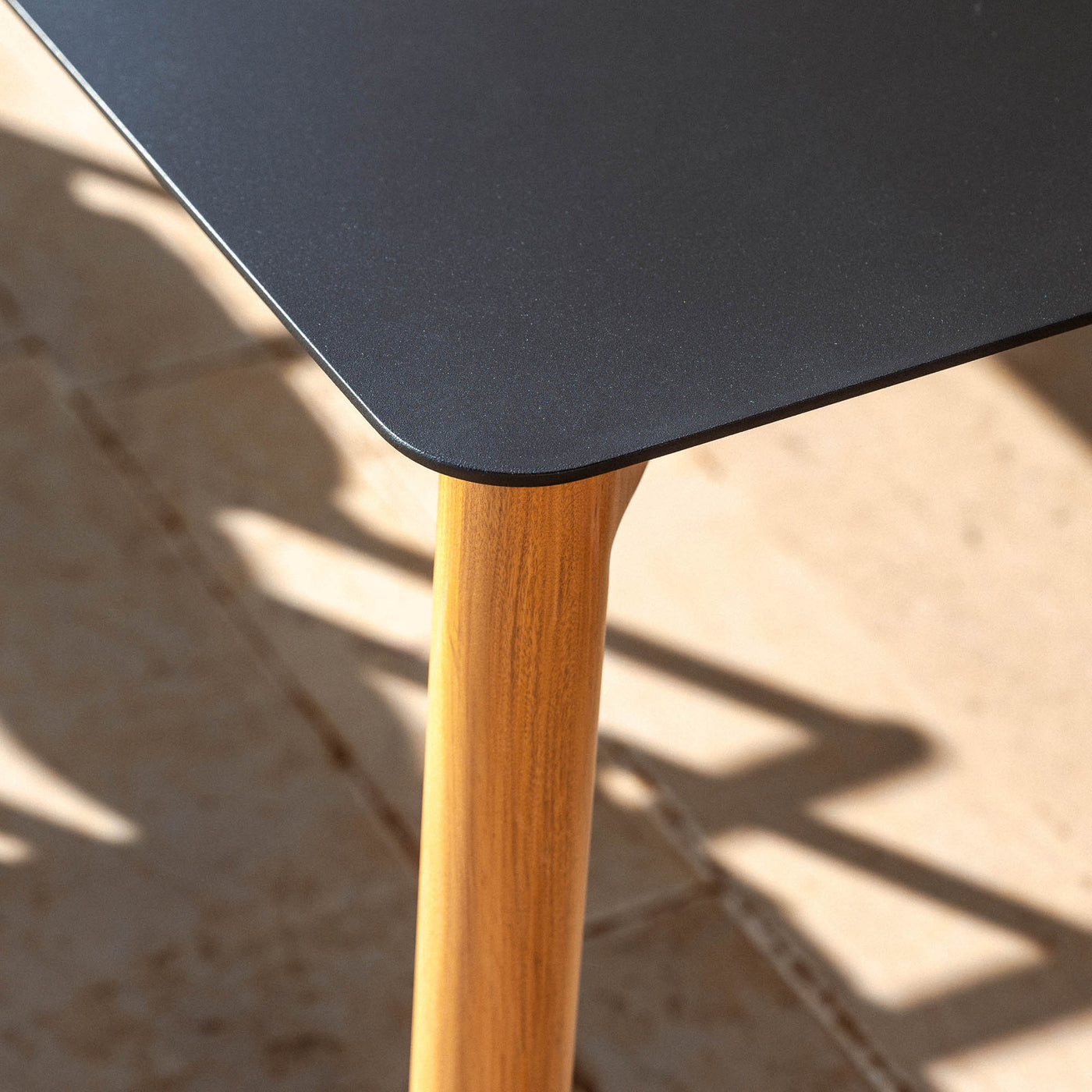 Table de jardin carrée Monte Carlo en aluminium, 4 places, surface anthracite, dimensions 76x76 cm, style moderne.