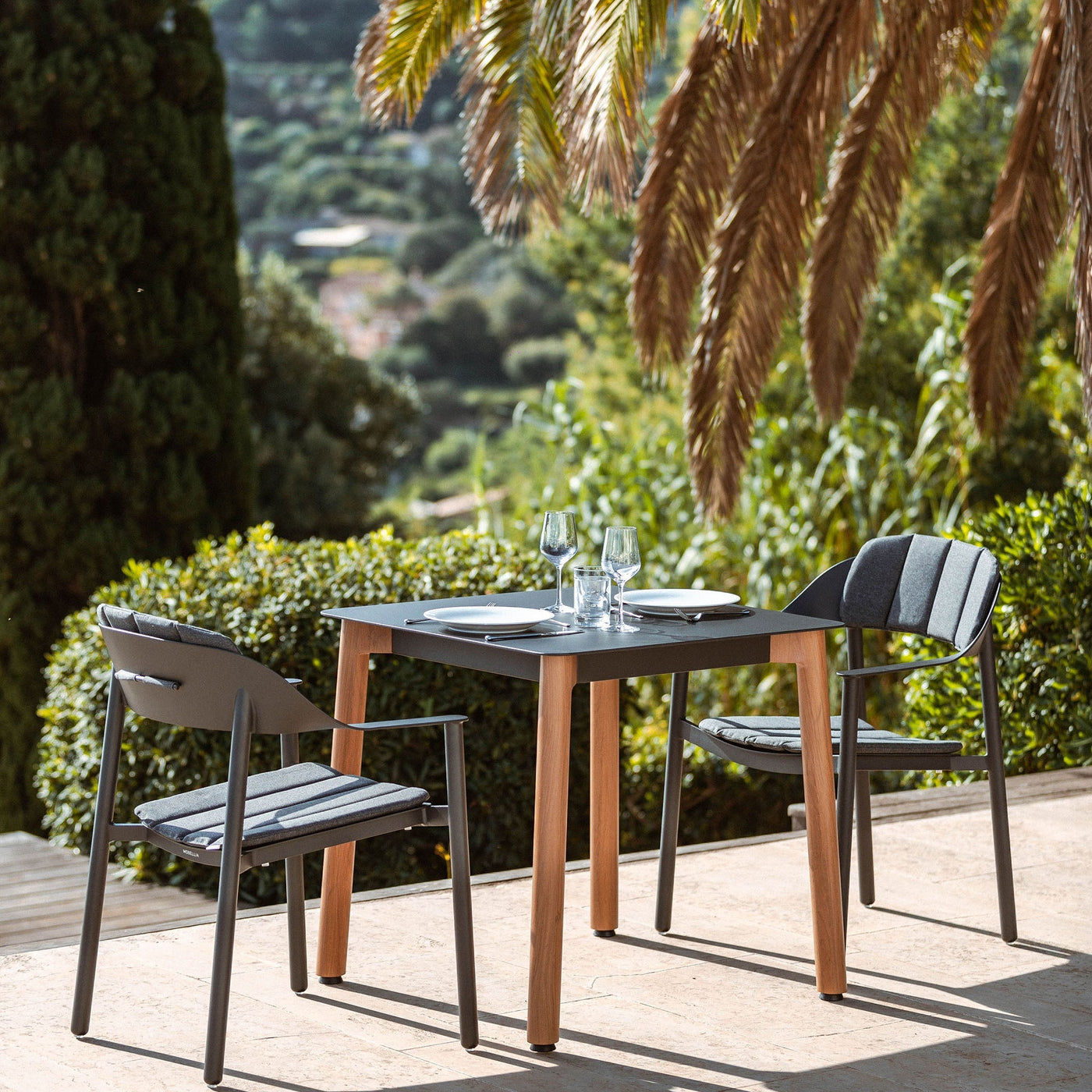 Table de jardin carrée en aluminium Monte Carlo 4 places, dimensions 76x76 cm, conçue par Meublot.