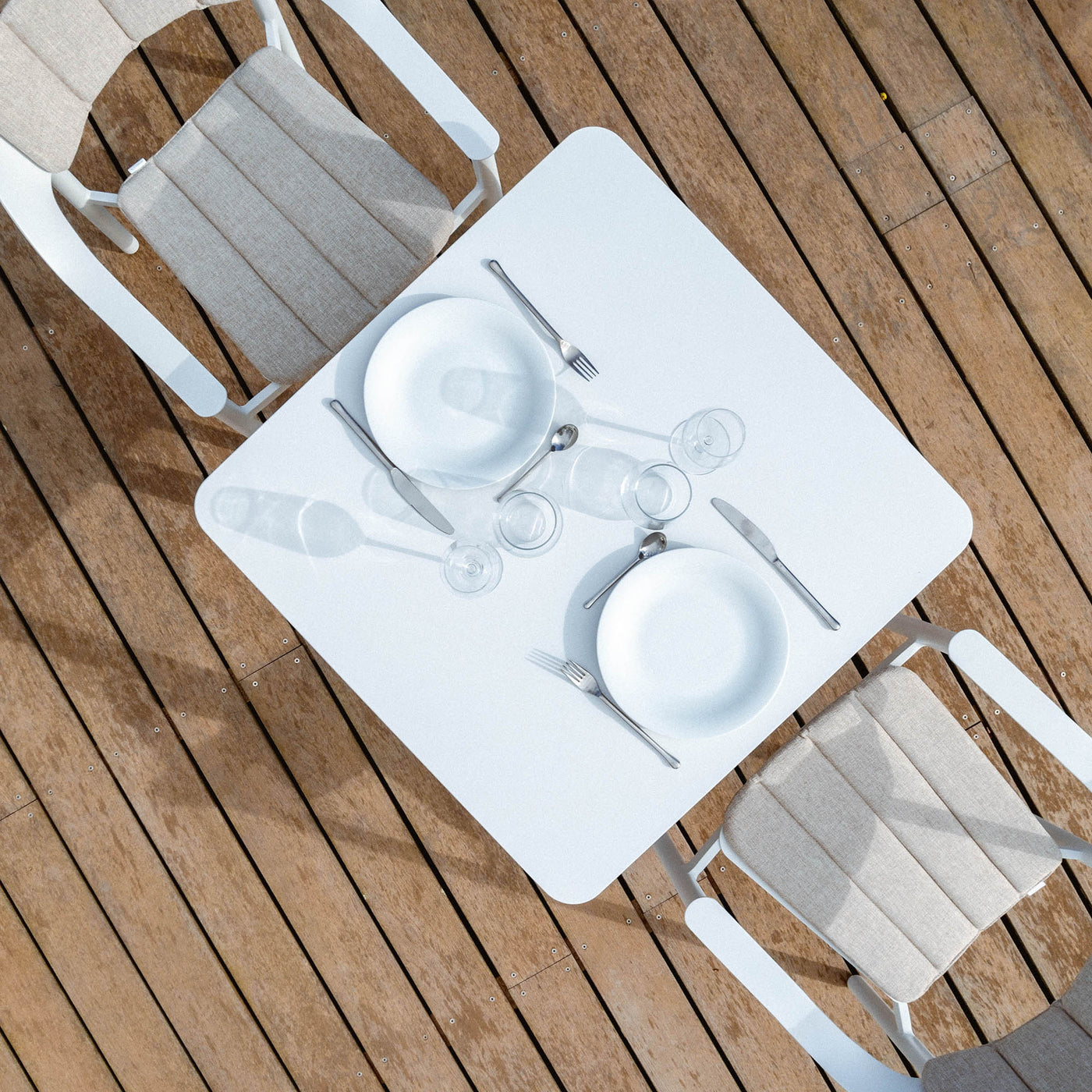 Table de jardin carrée 4 places Monte Carlo en aluminium blanc, dimensions 76x76 cm, conçue par Meublot.