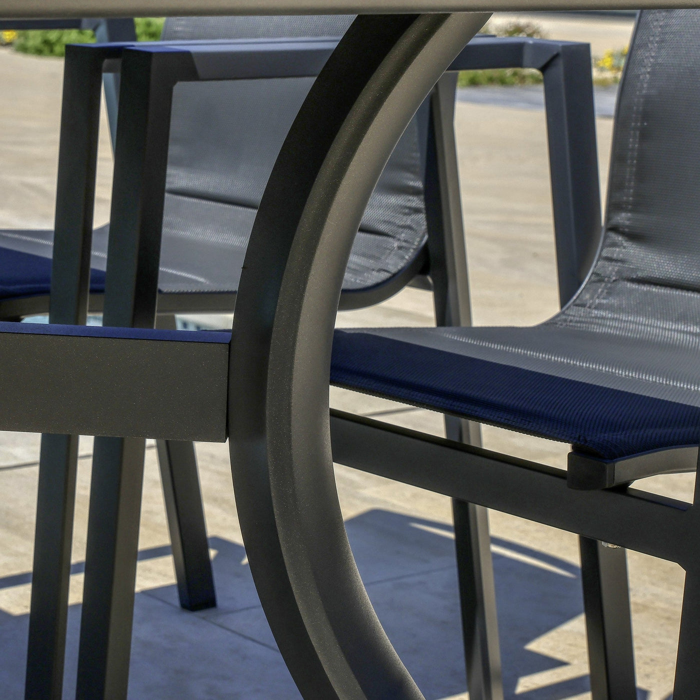 Table de jardin carrée Meublot Amalfi pour 8 personnes, en bois ou matériau résistant, avec surface de 136x136cm.