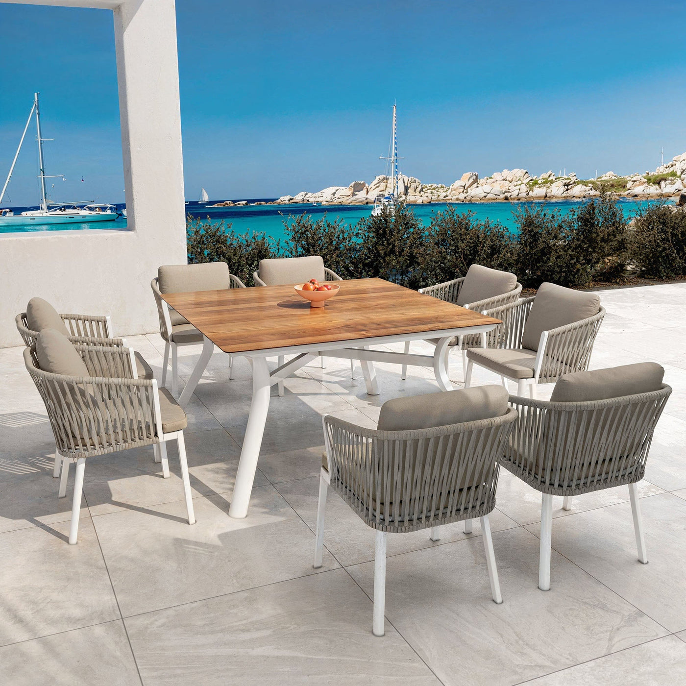 Table de jardin carrée Meublot Amalfi pour 8 personnes, surface en bois blanc, dimensions 136x136cm, idéale pour l’extérieur.