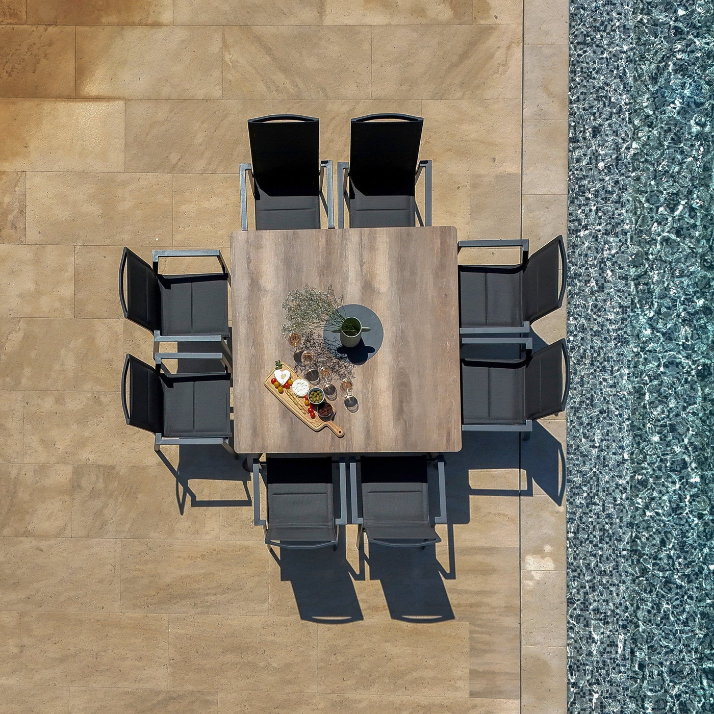 Table de jardin carrée Meublot Amalfi pour 8 personnes, dimensions 136x136cm, en bois avec dessus spacieux et design moderne.