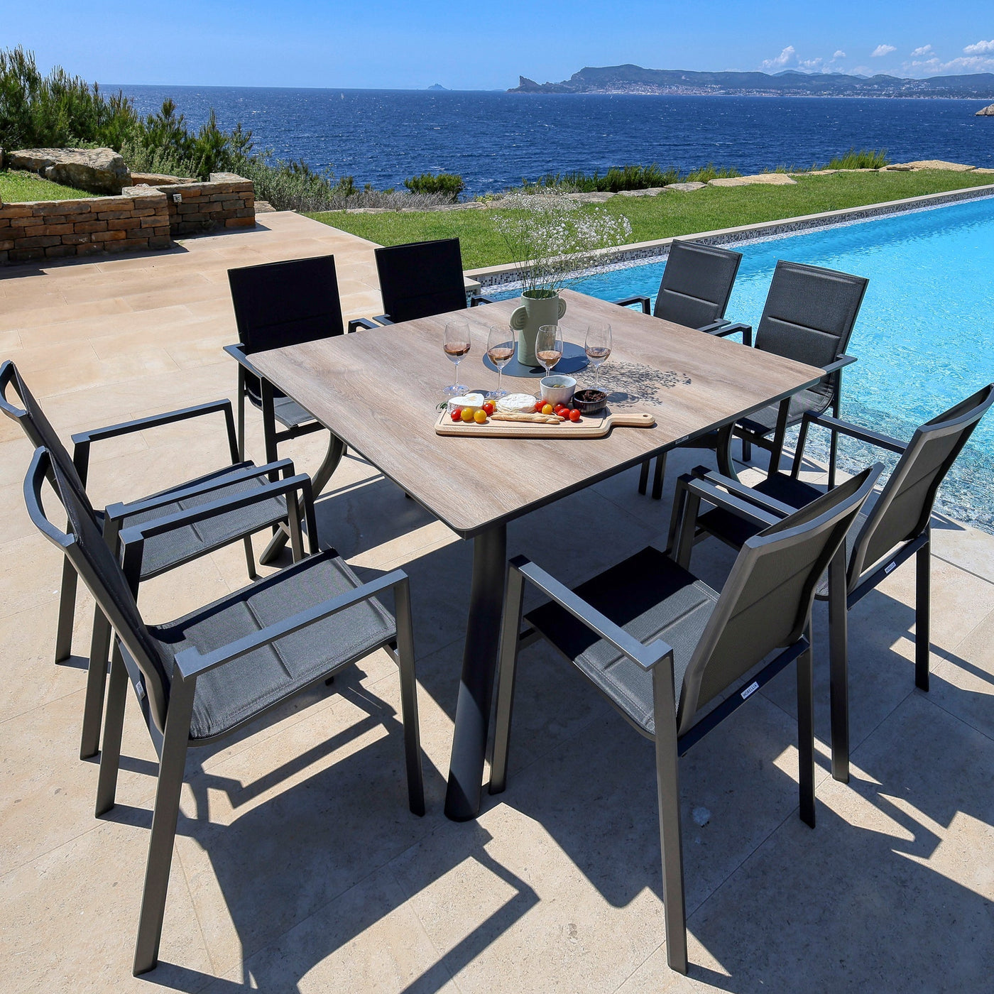 Table de jardin carrée Meublot Amalfi pour 8 personnes, en bois, avec surface de 136x136cm, idéale pour l'extérieur.