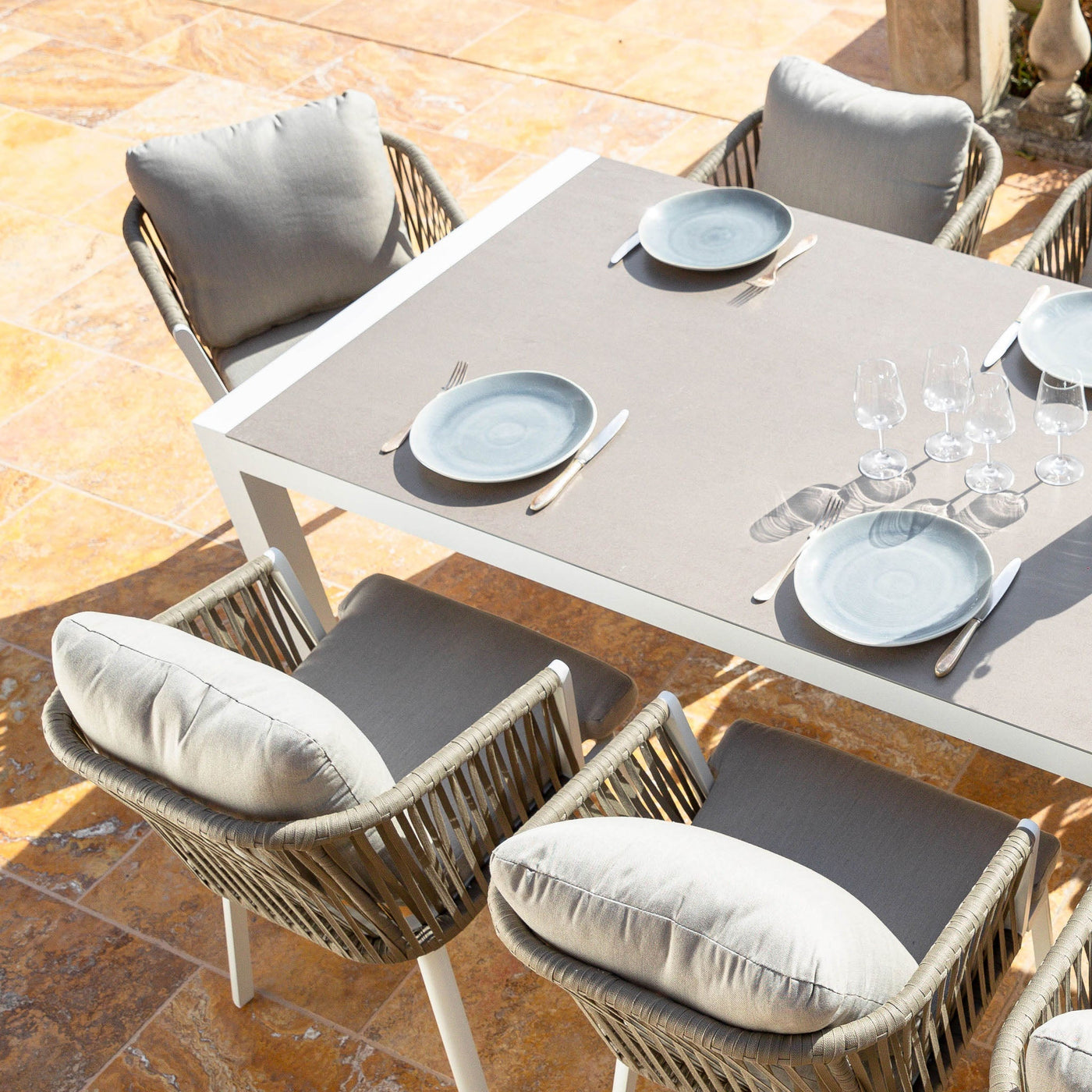 Table de jardin extensible Amalfi en aluminium blanc, vue de face, pour 10 personnes, dimensions 180/240x96cm, par Meublot.